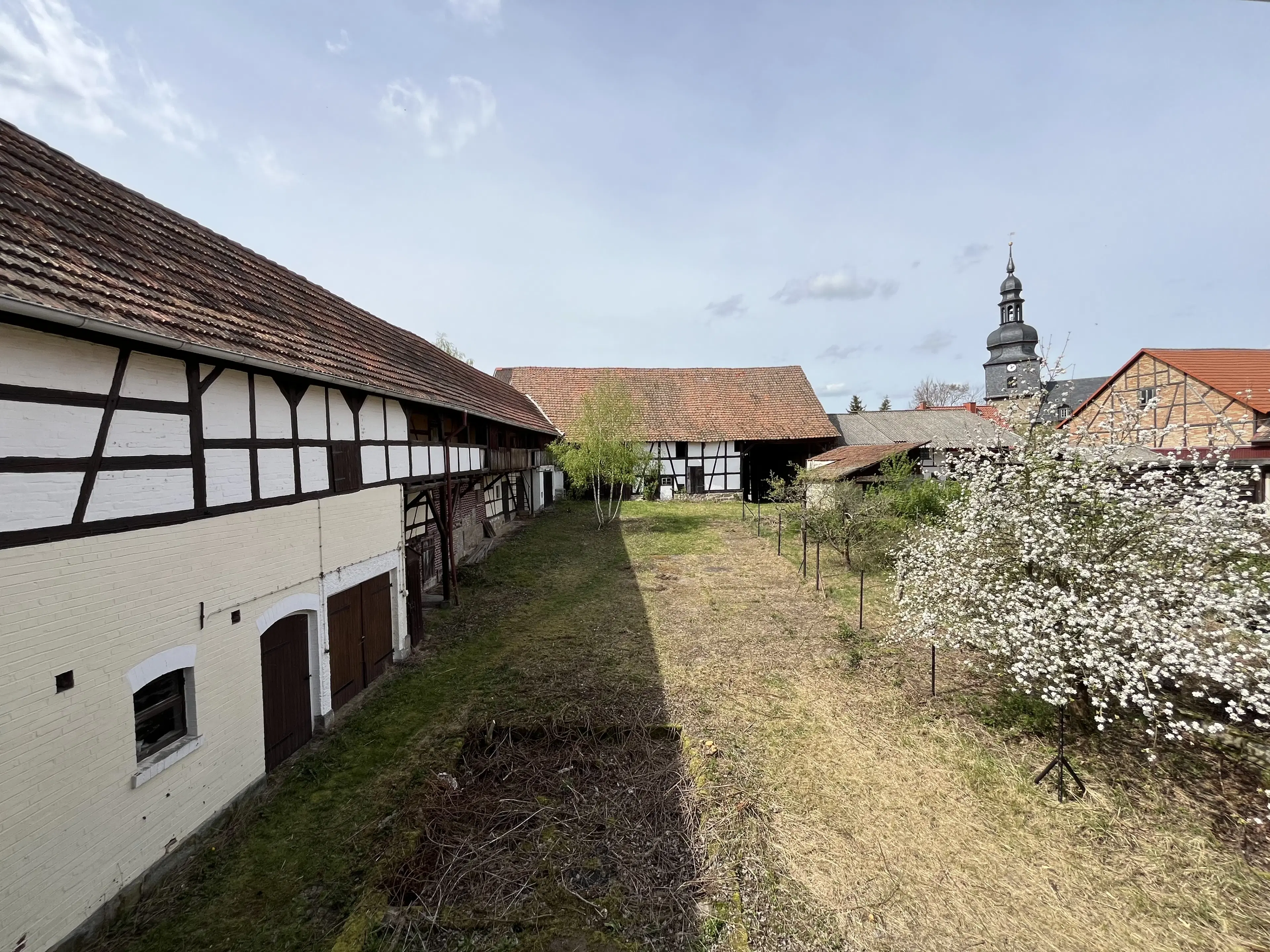 Driezijdig gebouw met binnenhof en commerciële mogelheden in Arnstadt - Duitsland