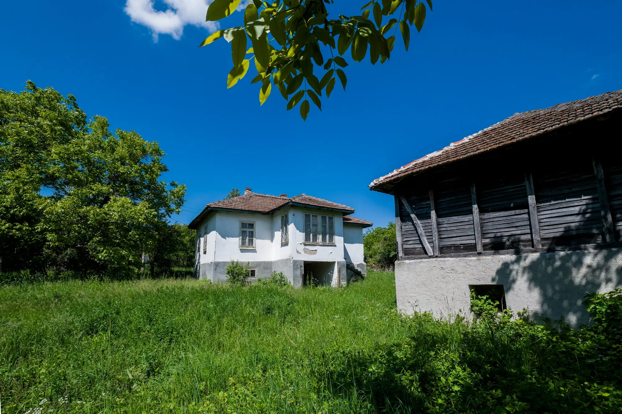 Huis met 2 schuren en 965 m2 grond in Izvor Mahala (Vidin) - Bulgarije