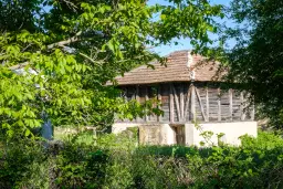 Huis met 2 schuren en 965 m2 grond in Izvor Mahala (Vidin) - Bulgarije