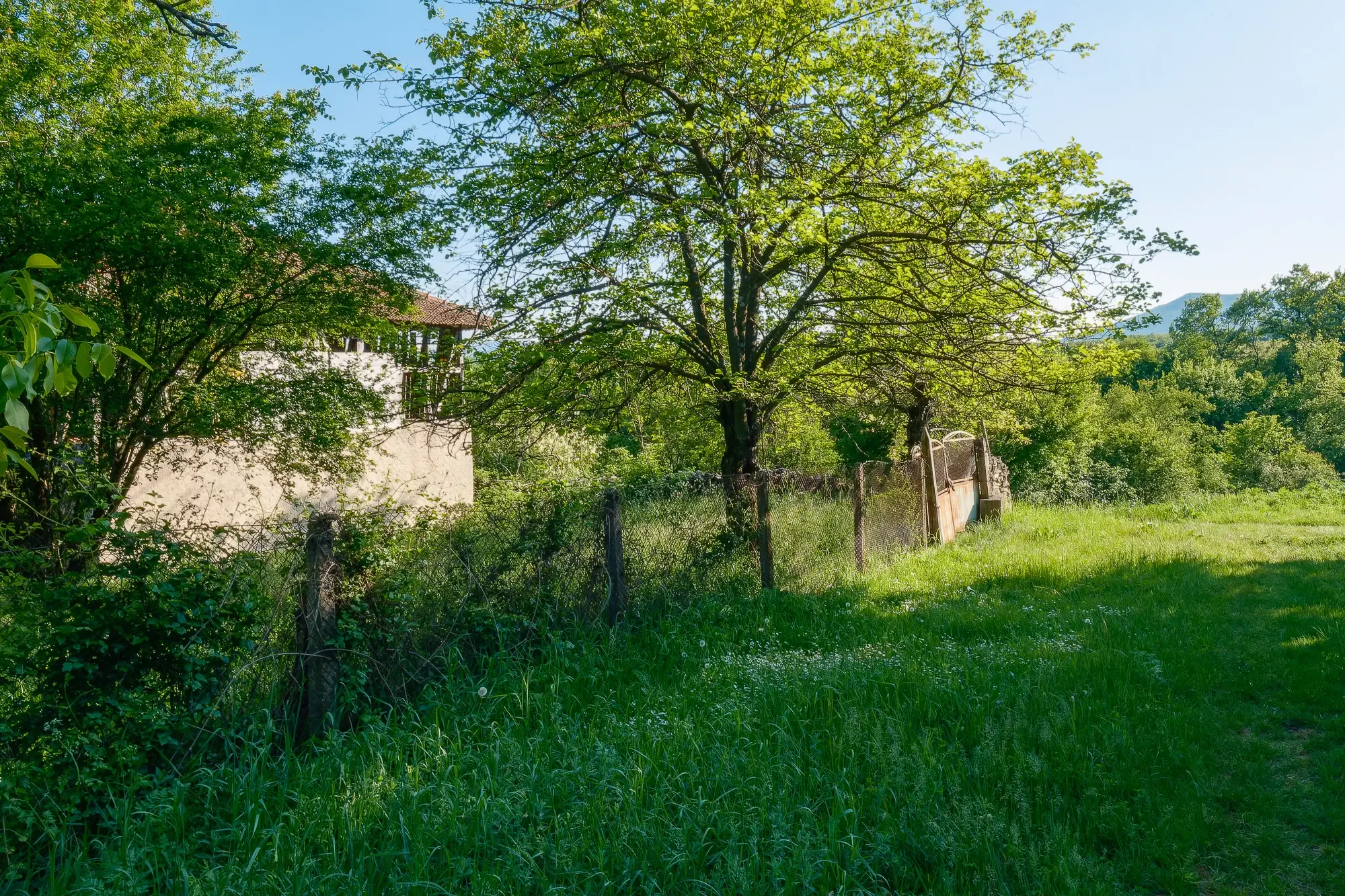 Huis met 2 schuren en 965 m2 grond in Izvor Mahala (Vidin) - Bulgarije