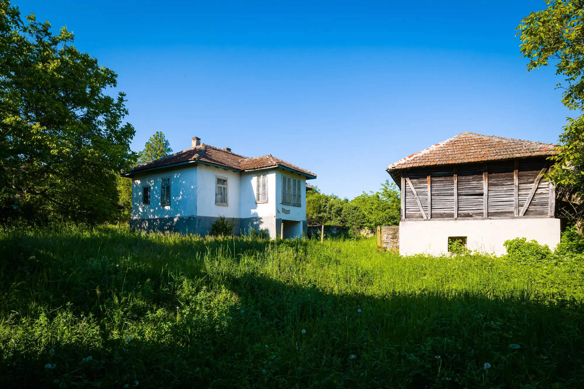 Huis met 2 schuren en 965 m2 grond in Izvor Mahala (Vidin) - Bulgarije