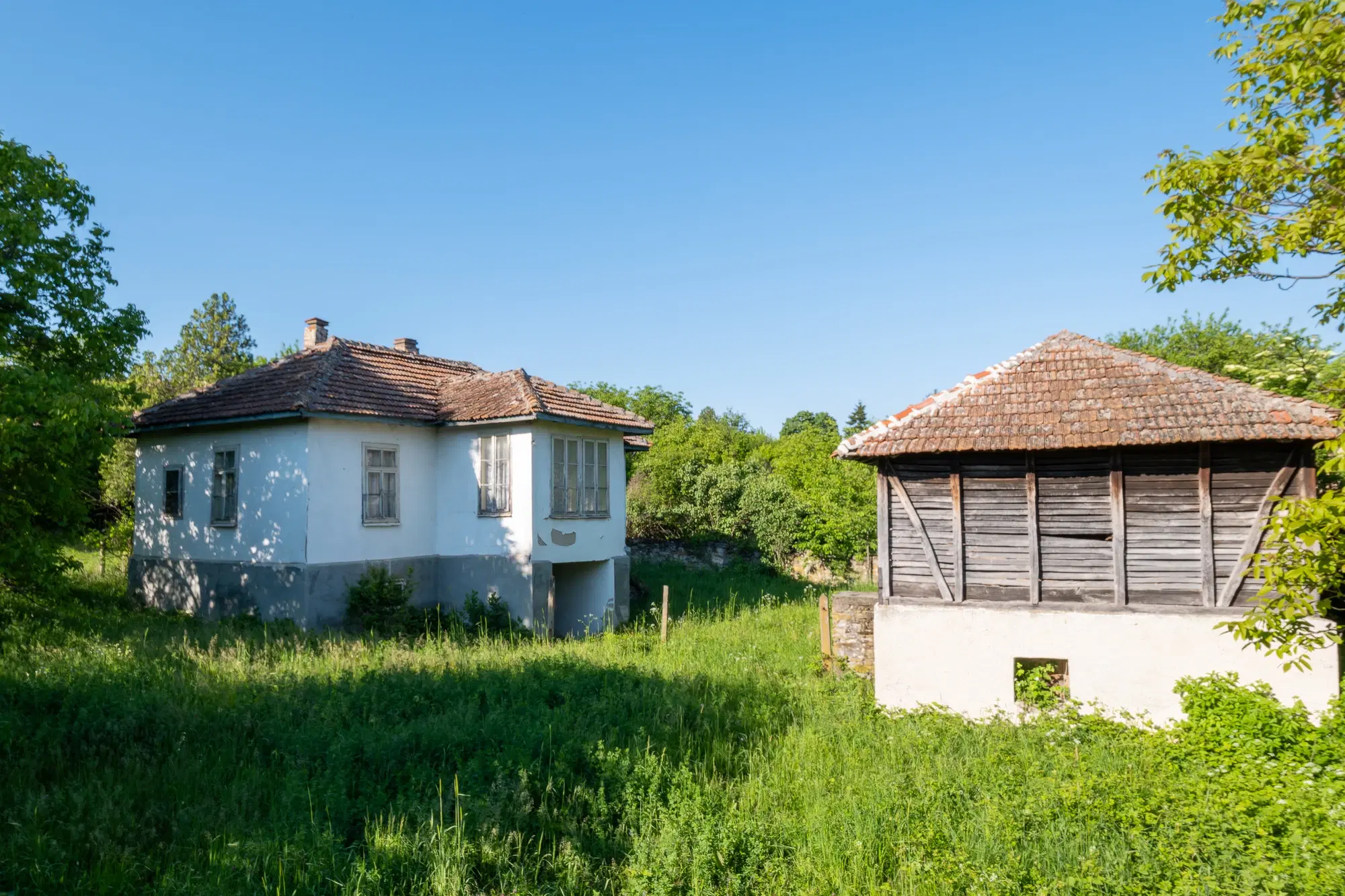 Huis met 2 schuren en 965 m2 grond in Izvor Mahala (Vidin) - Bulgarije