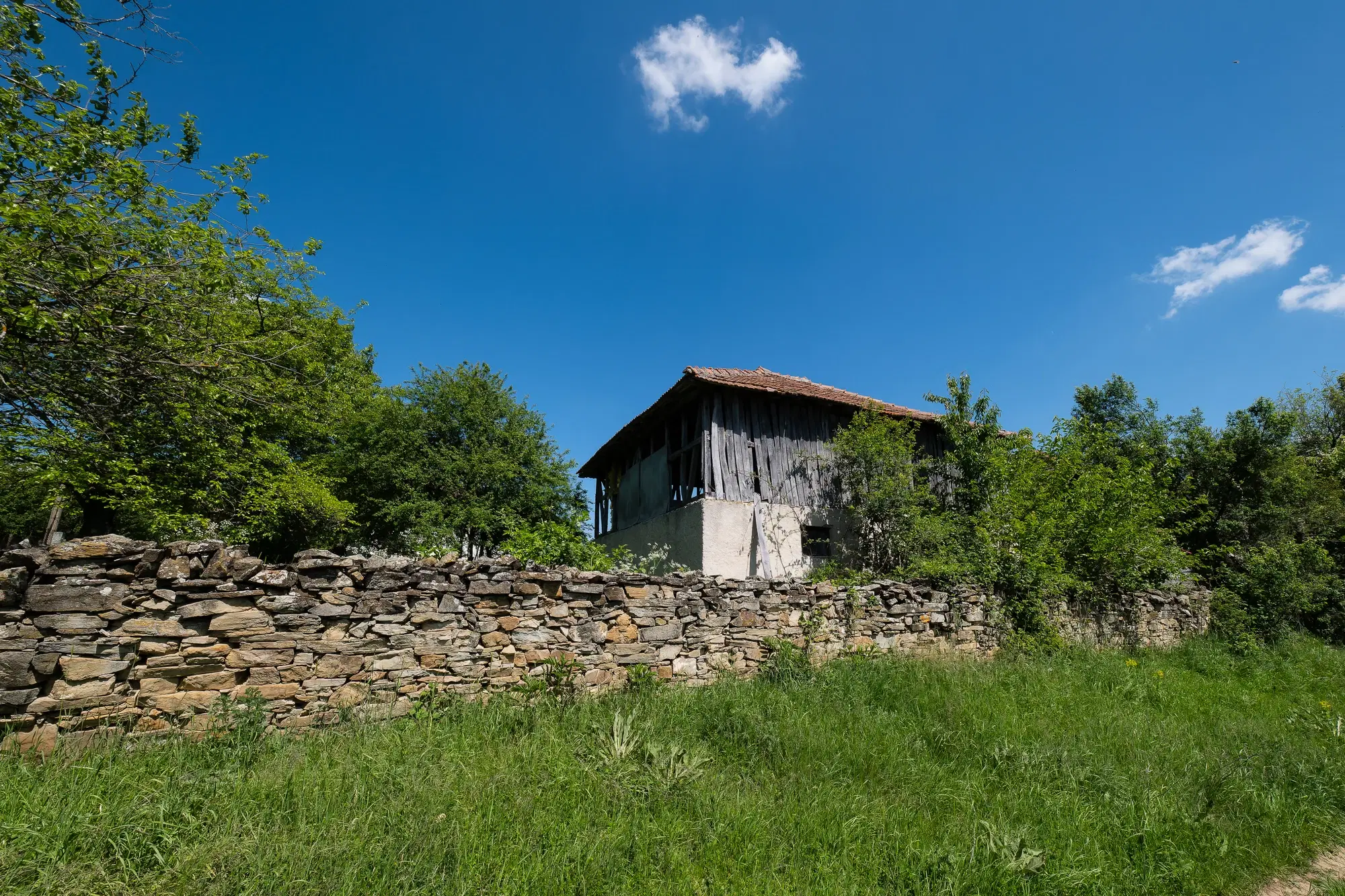 Huis met 2 schuren en 965 m2 grond in Izvor Mahala (Vidin) - Bulgarije