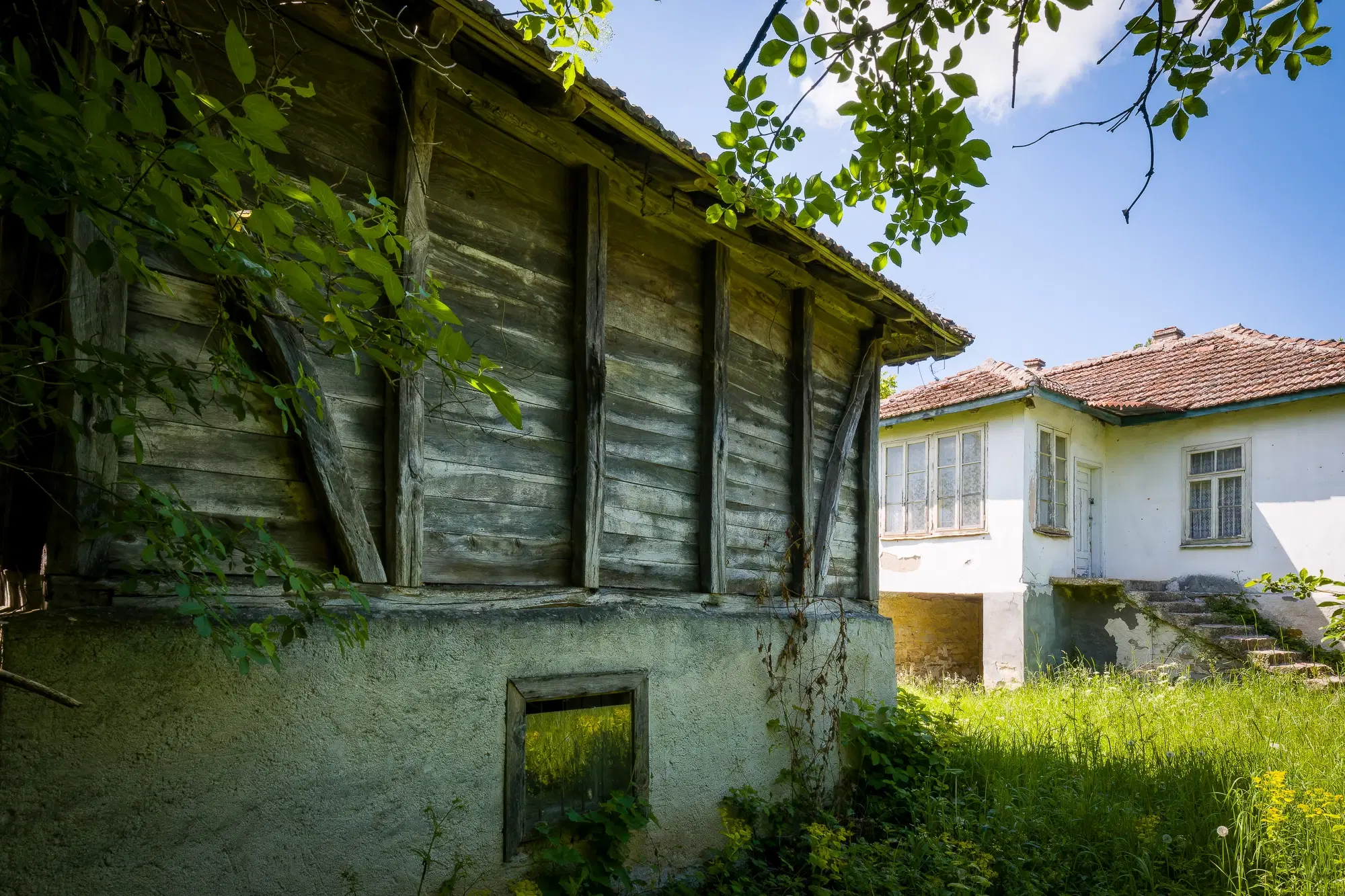 Huis met 2 schuren en 965 m2 grond in Izvor Mahala (Vidin) - Bulgarije