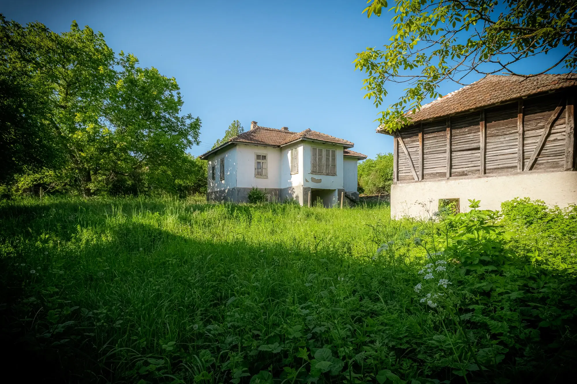 Huis met 2 schuren en 965 m2 grond in Izvor Mahala (Vidin) - Bulgarije