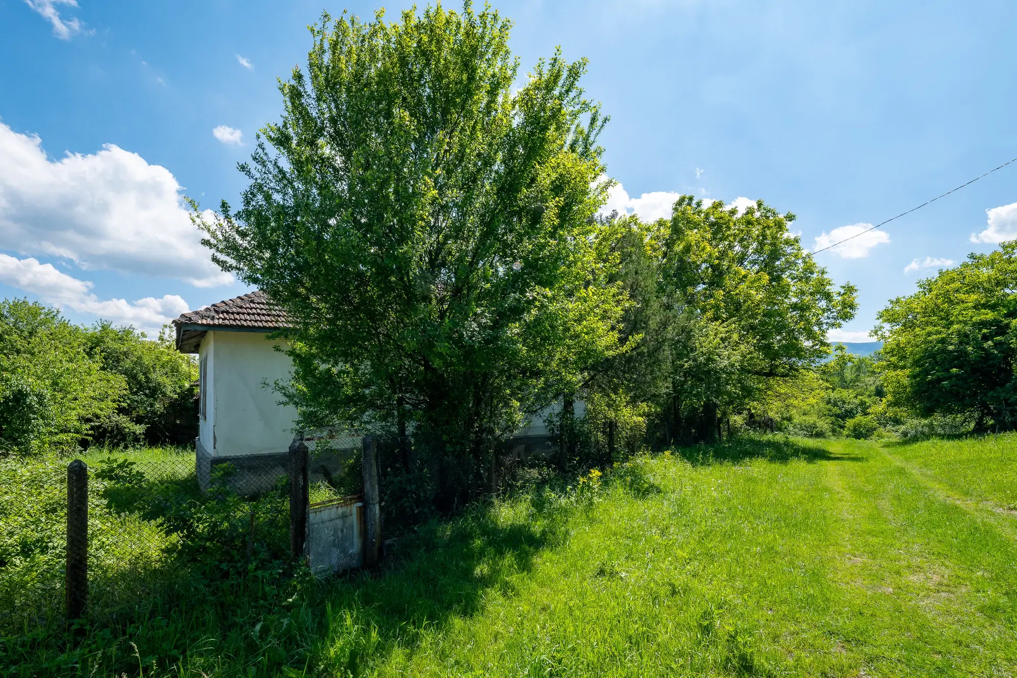 Huis met 2 schuren en 965 m2 grond in Izvor Mahala (Vidin) - Bulgarije