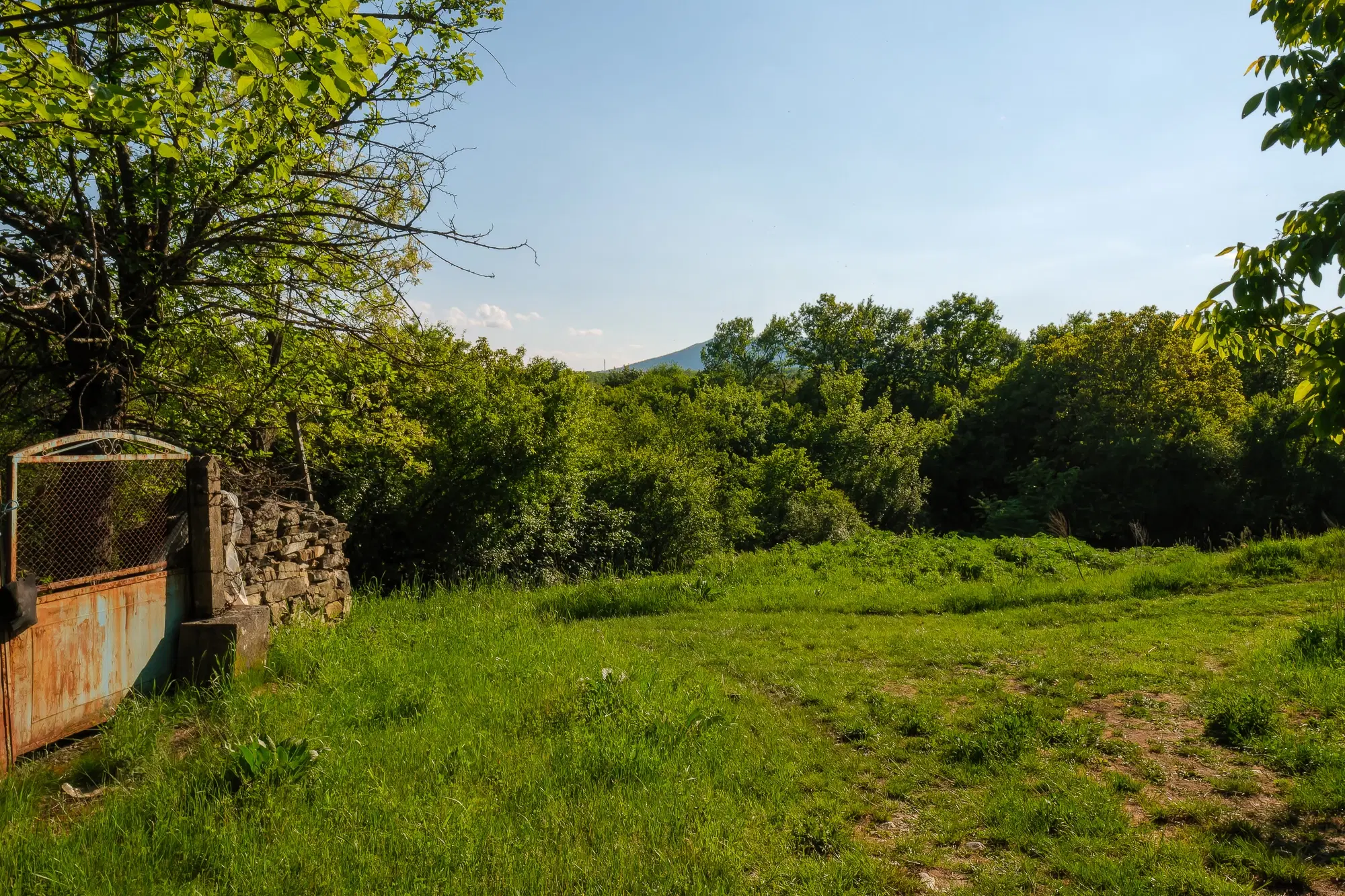 Huis met 2 schuren en 965 m2 grond in Izvor Mahala (Vidin) - Bulgarije