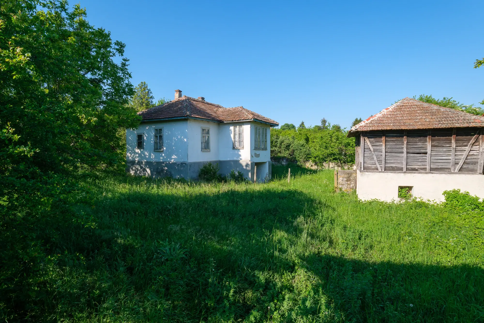 Huis met 2 schuren en 965 m2 grond in Izvor Mahala (Vidin) - Bulgarije