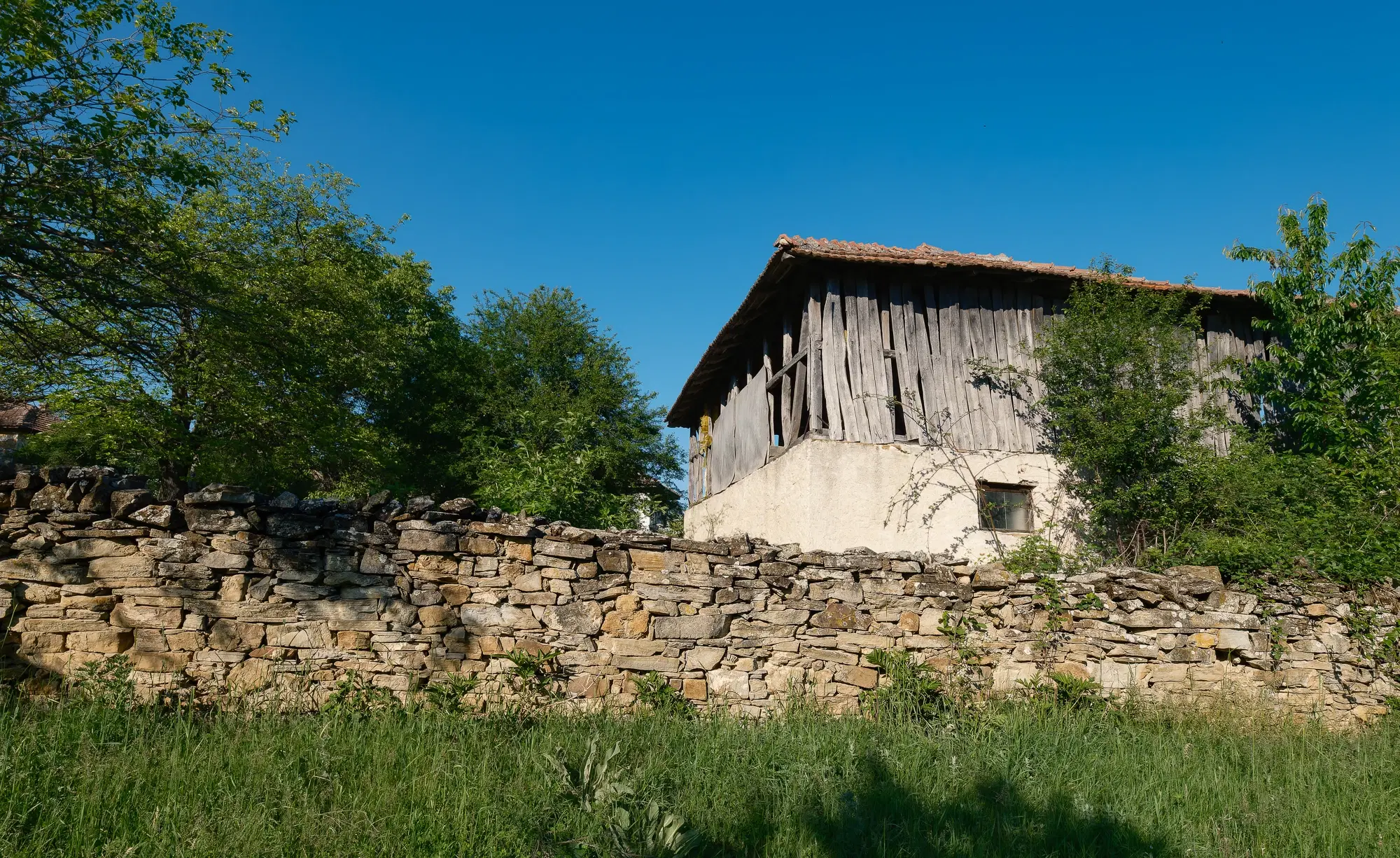 Huis met 2 schuren en 965 m2 grond in Izvor Mahala (Vidin) - Bulgarije