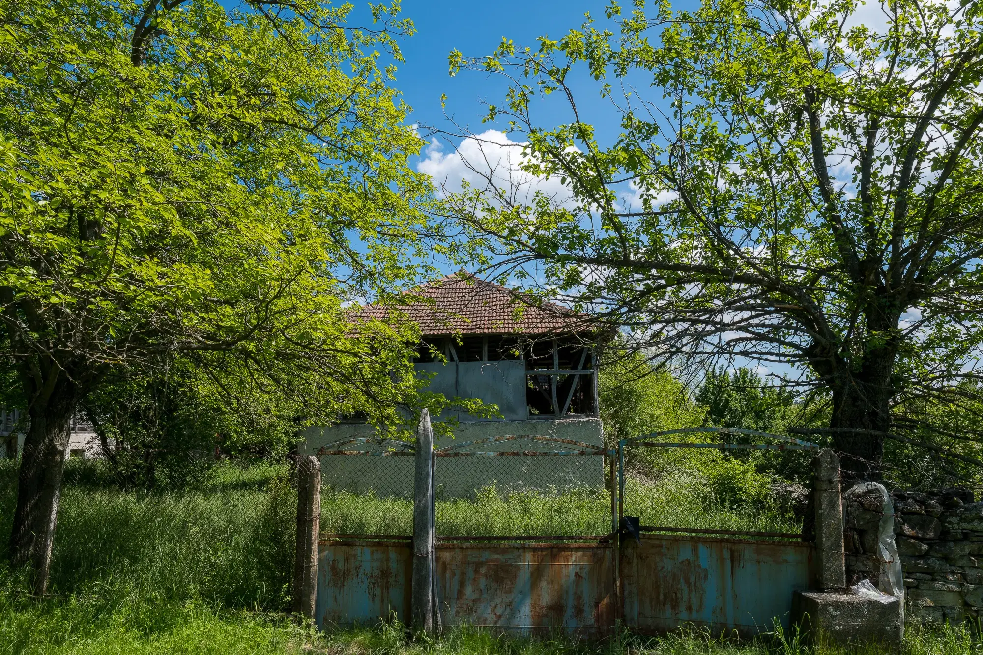Huis met 2 schuren en 965 m2 grond in Izvor Mahala (Vidin) - Bulgarije