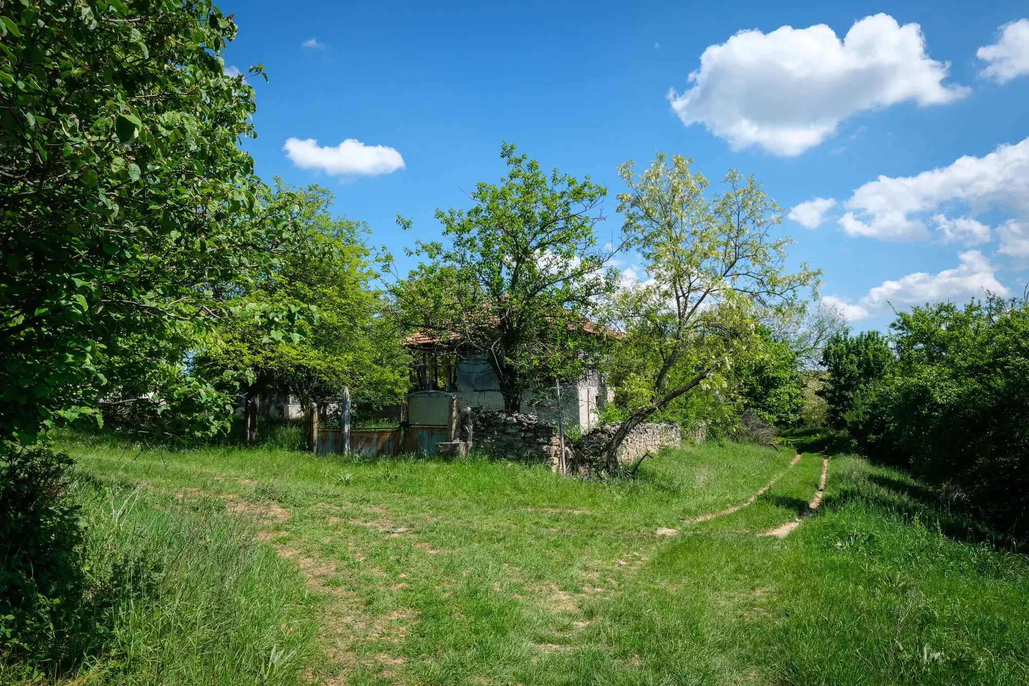 Huis met 2 schuren en 965 m2 grond in Izvor Mahala (Vidin) - Bulgarije