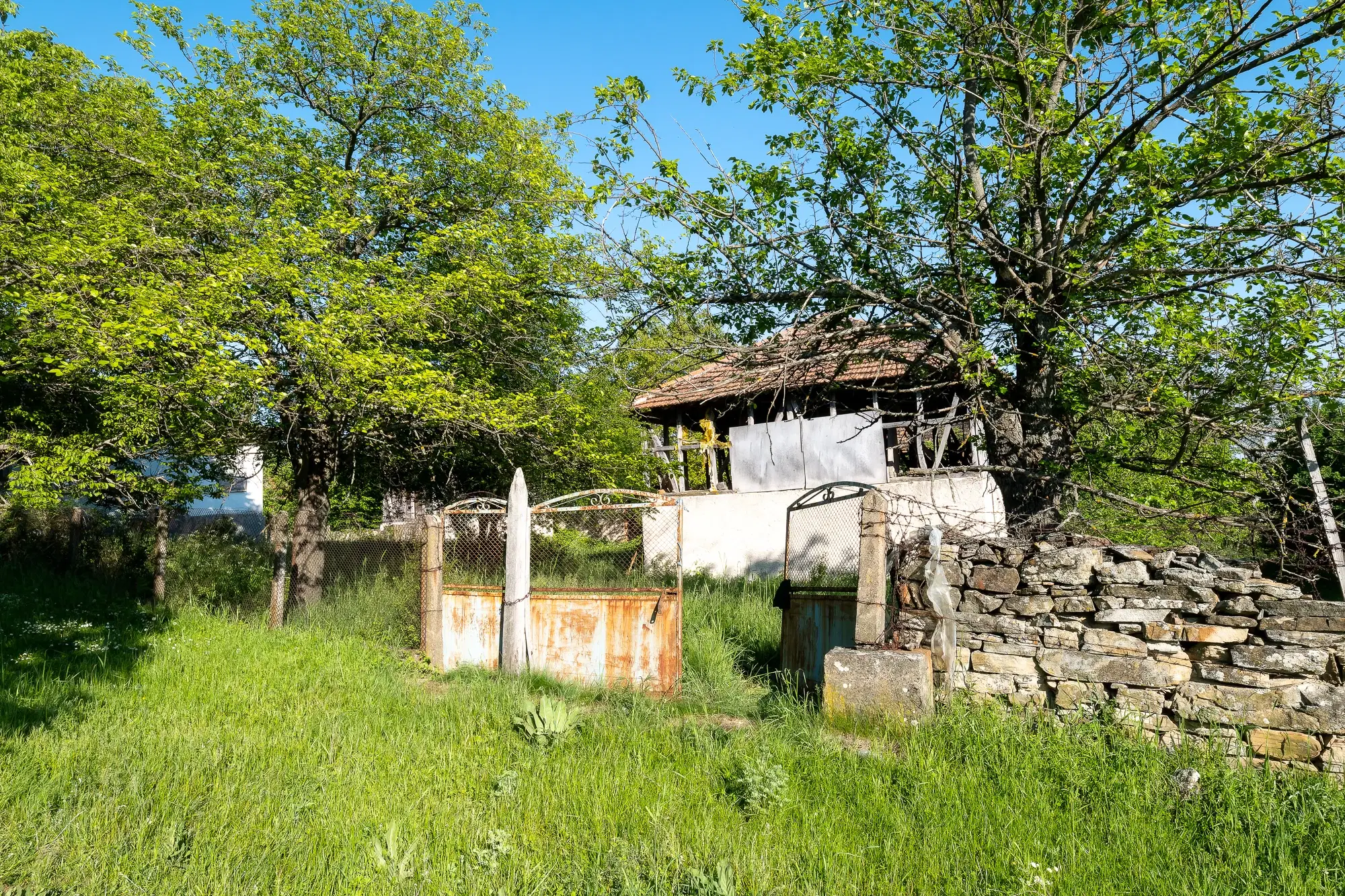 Huis met 2 schuren en 965 m2 grond in Izvor Mahala (Vidin) - Bulgarije