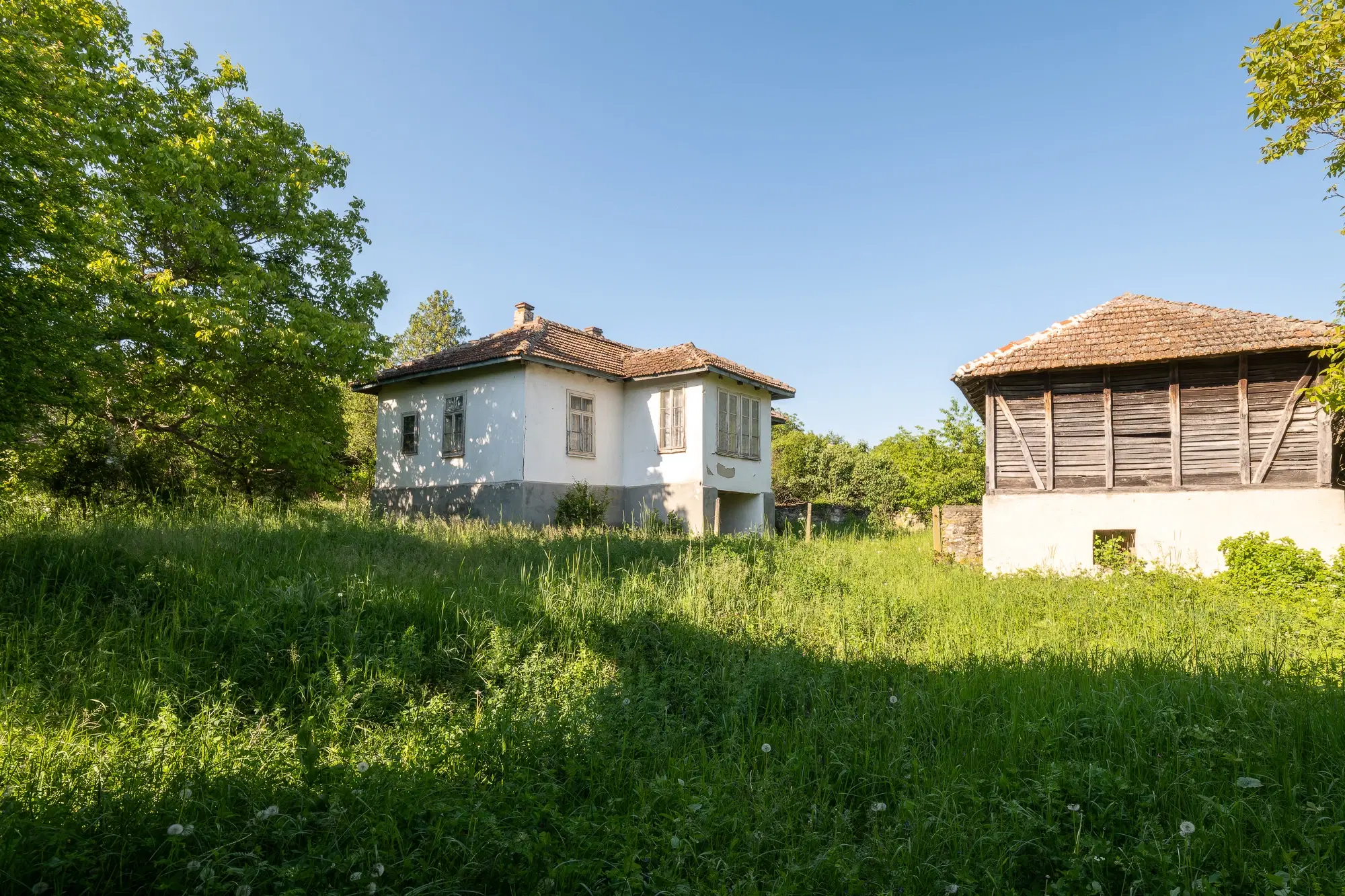 Huis met 2 schuren en 965 m2 grond in Izvor Mahala (Vidin) - Bulgarije