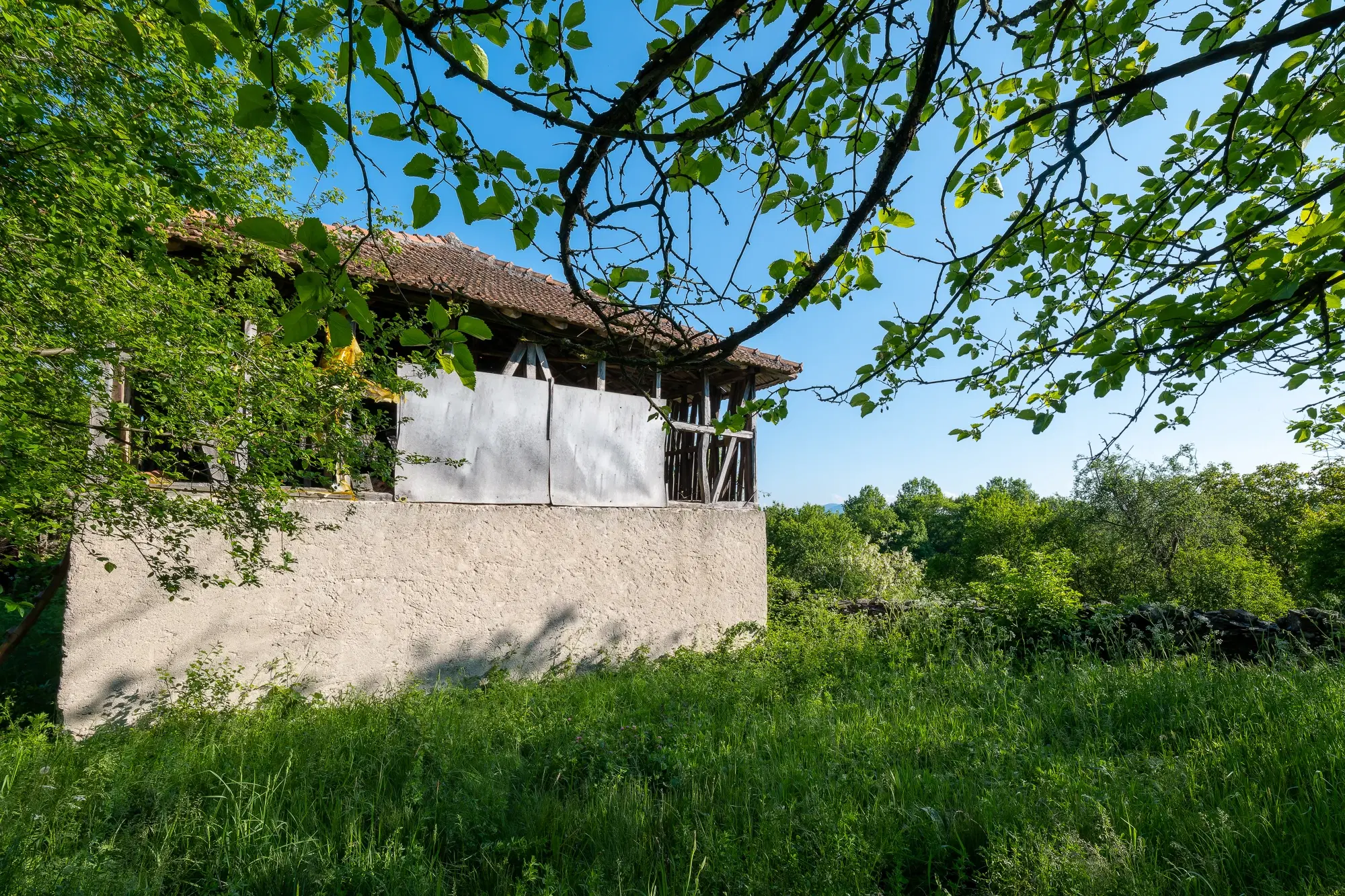 Huis met 2 schuren en 965 m2 grond in Izvor Mahala (Vidin) - Bulgarije