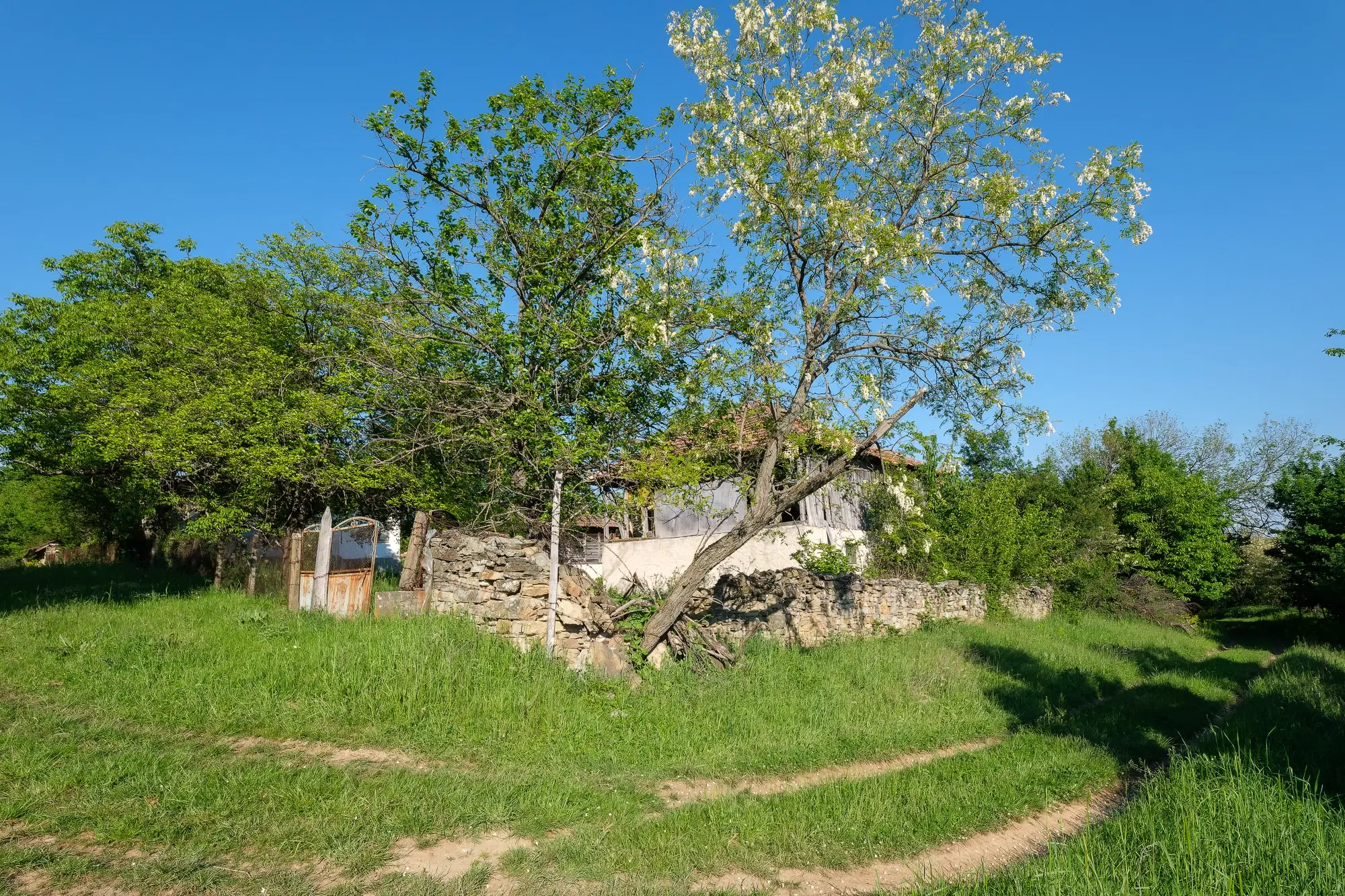 Huis met 2 schuren en 965 m2 grond in Izvor Mahala (Vidin) - Bulgarije