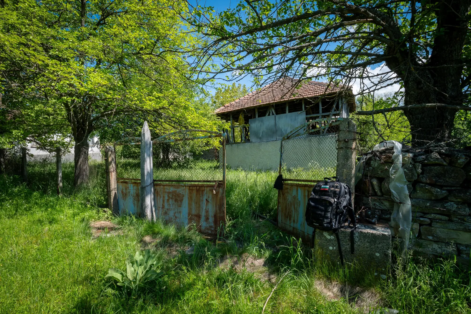 Huis met 2 schuren en 965 m2 grond in Izvor Mahala (Vidin) - Bulgarije