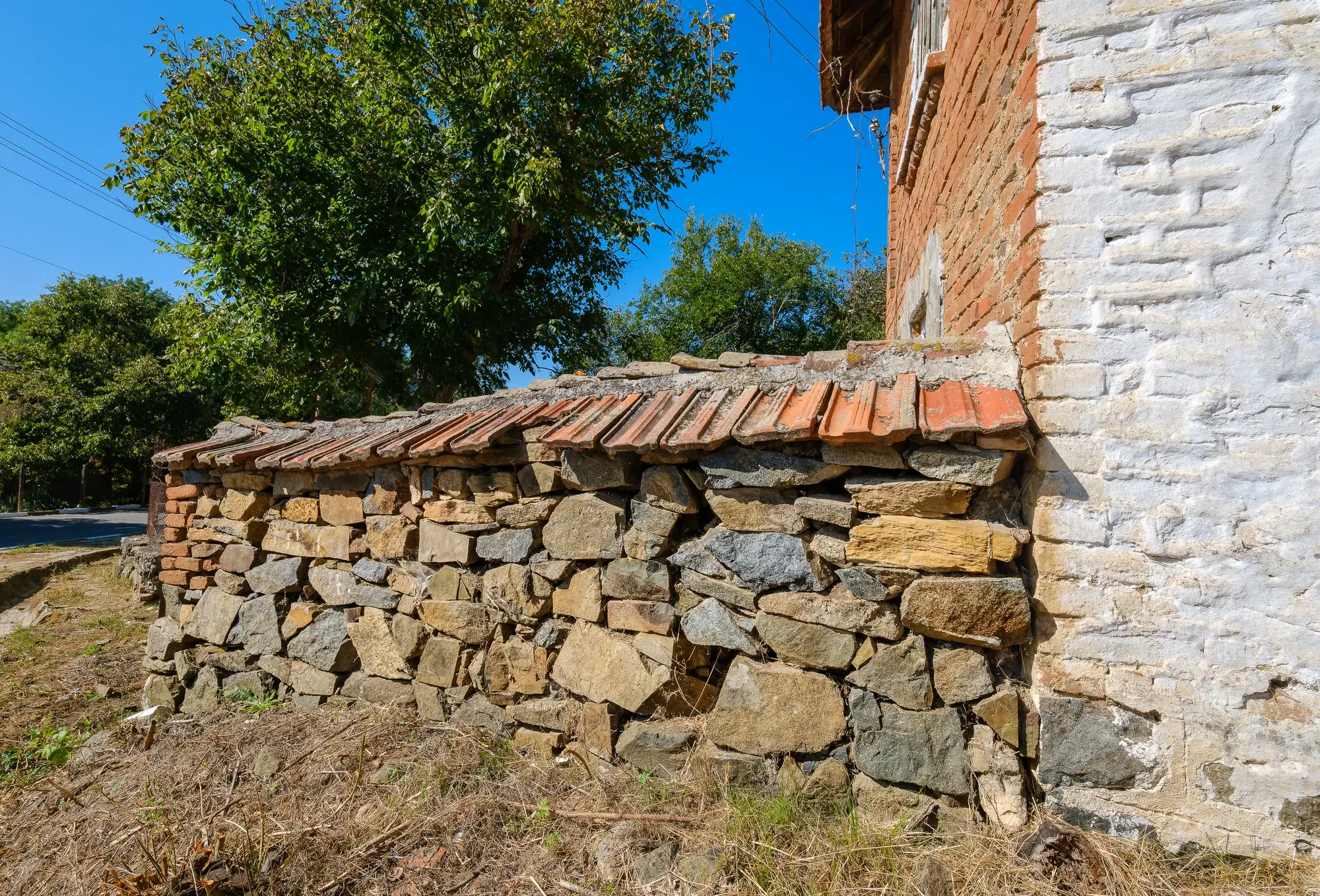 Twee verdiepingen tellend huis met 1.000 m2 grond in Lalkovo, Elhovo - Bulgarije