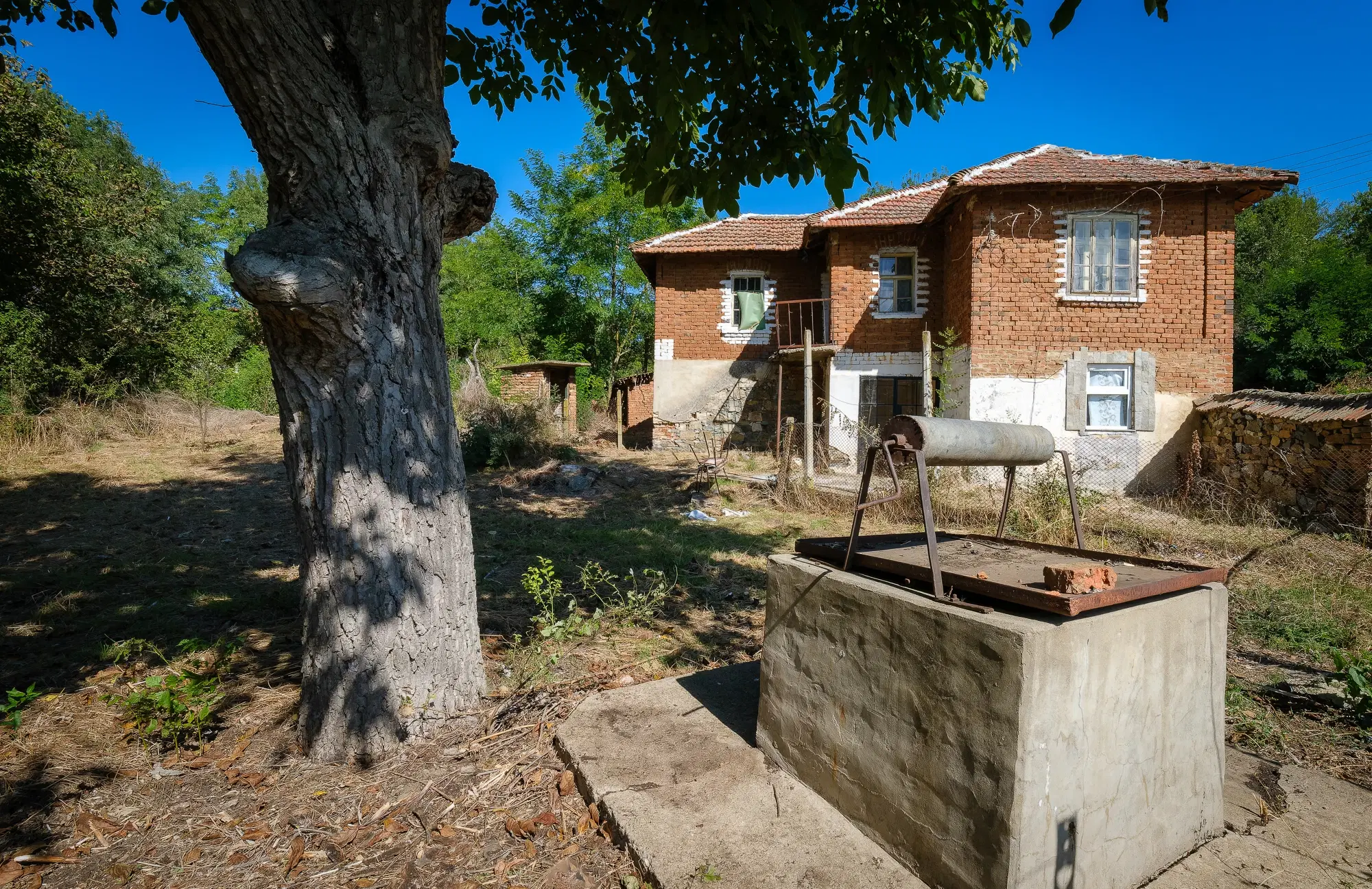 Twee verdiepingen tellend huis met 1.000 m2 grond in Lalkovo, Elhovo - Bulgarije