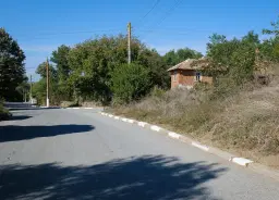 Twee verdiepingen tellend huis met 1.000 m2 grond in Lalkovo, Elhovo - Bulgarije