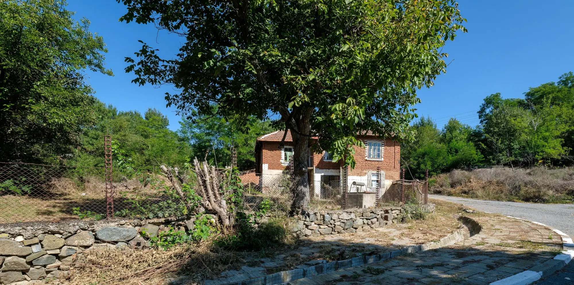 Twee verdiepingen tellend huis met 1.000 m2 grond in Lalkovo, Elhovo - Bulgarije