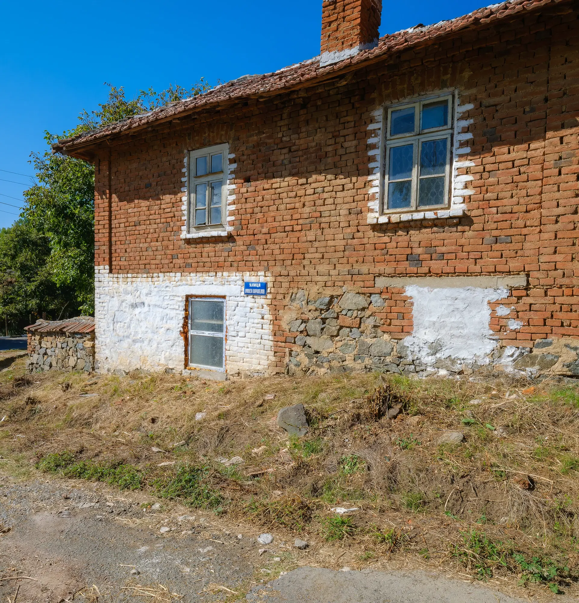 Twee verdiepingen tellend huis met 1.000 m2 grond in Lalkovo, Elhovo - Bulgarije