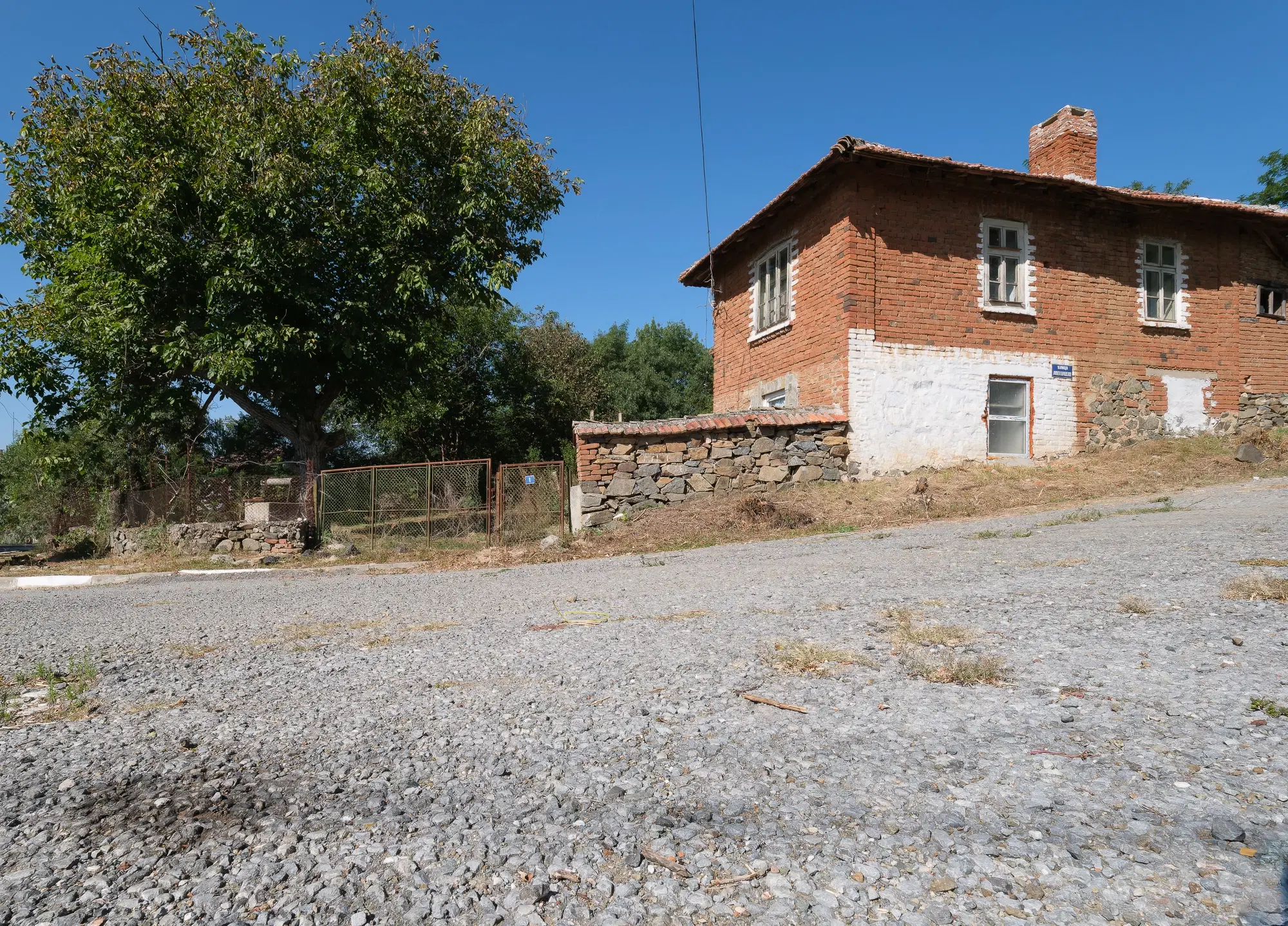 Twee verdiepingen tellend huis met 1.000 m2 grond in Lalkovo, Elhovo - Bulgarije