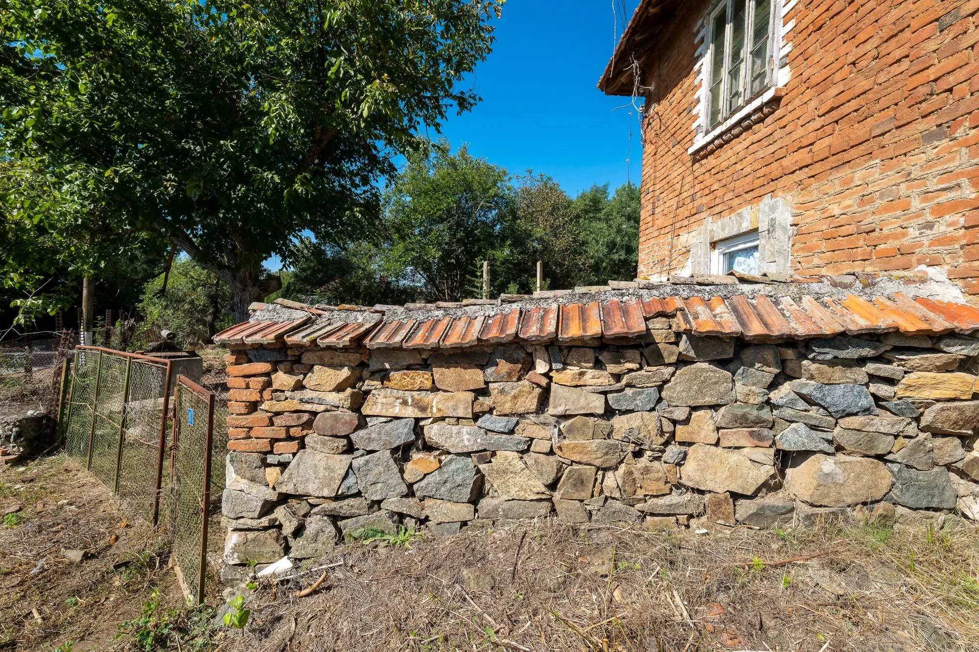 Twee verdiepingen tellend huis met 1.000 m2 grond in Lalkovo, Elhovo - Bulgarije