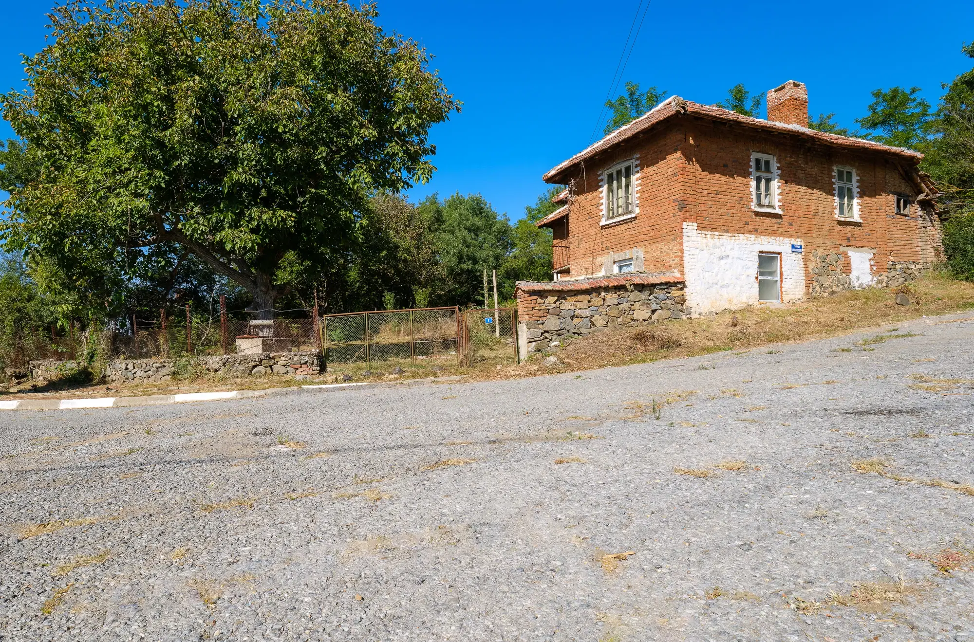 Twee verdiepingen tellend huis met 1.000 m2 grond in Lalkovo, Elhovo - Bulgarije