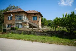 Woning met 2 verdiepingen, 1.597 m2 grond en bijgebouwen in Galovo - Bulgarije