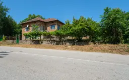Woning met 2 verdiepingen, 1.597 m2 grond en bijgebouwen in Galovo - Bulgarije