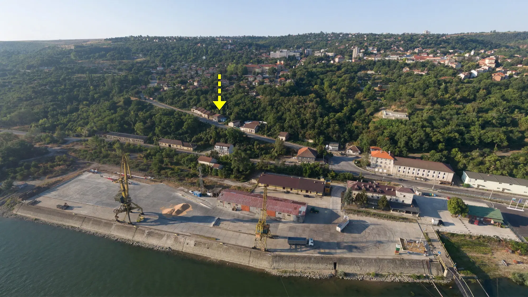 Hoofdgebouw + uitbreiding + oprit/laadperron en 277 m2 land in Oryahovo - Bulgarije