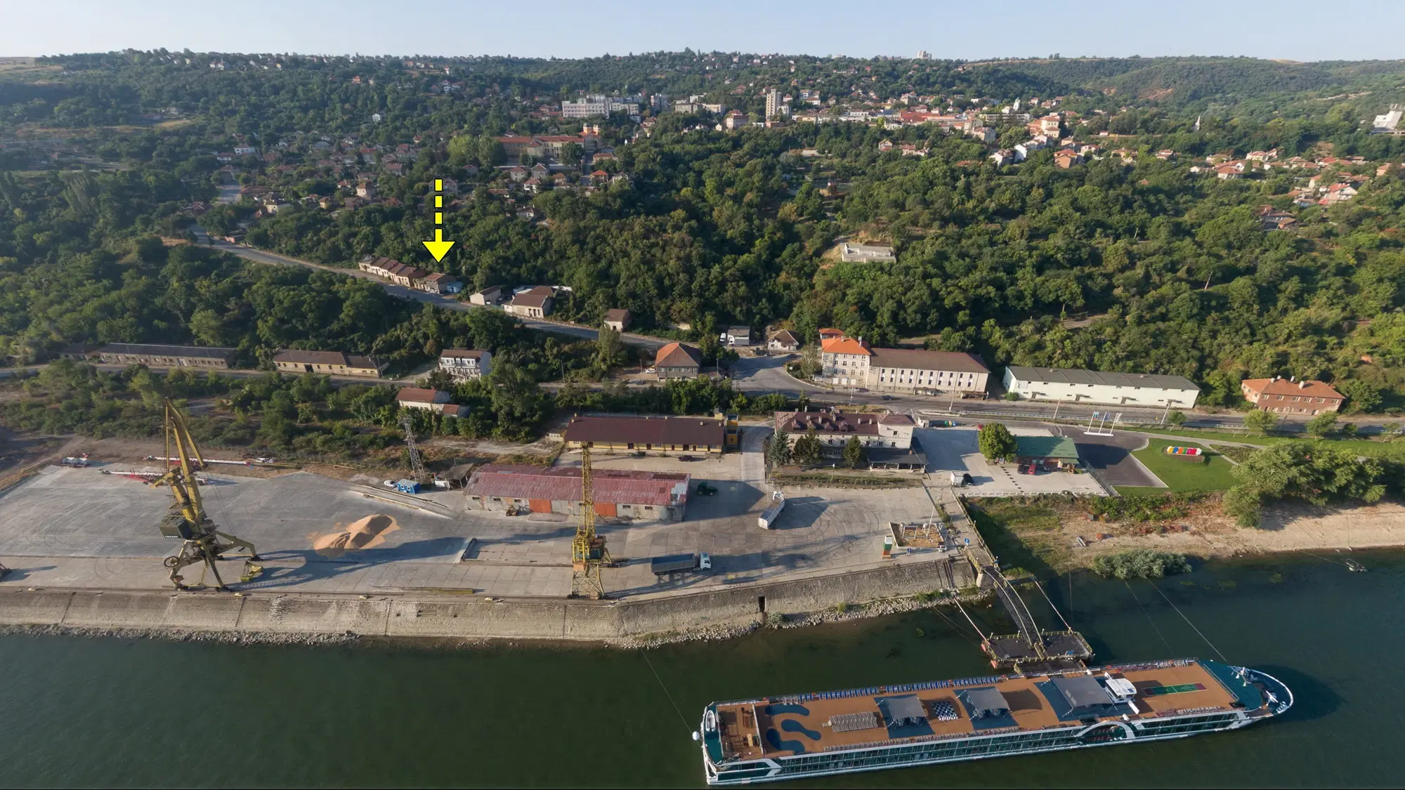 Hoofdgebouw + uitbreiding + oprit/laadperron en 277 m2 land in Oryahovo - Bulgarije