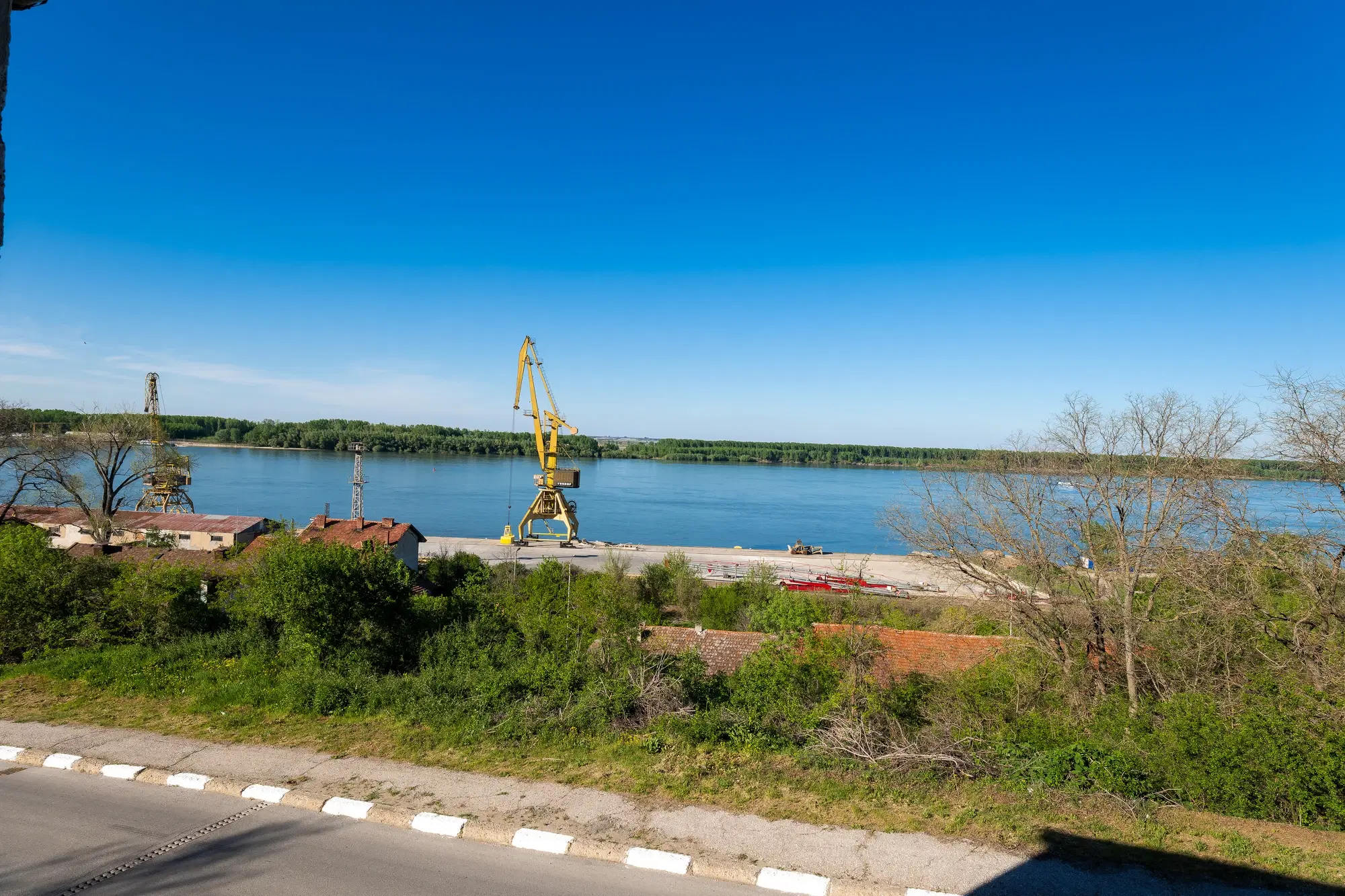 Hoofdgebouw + uitbreiding + oprit/laadperron en 277 m2 land in Oryahovo - Bulgarije