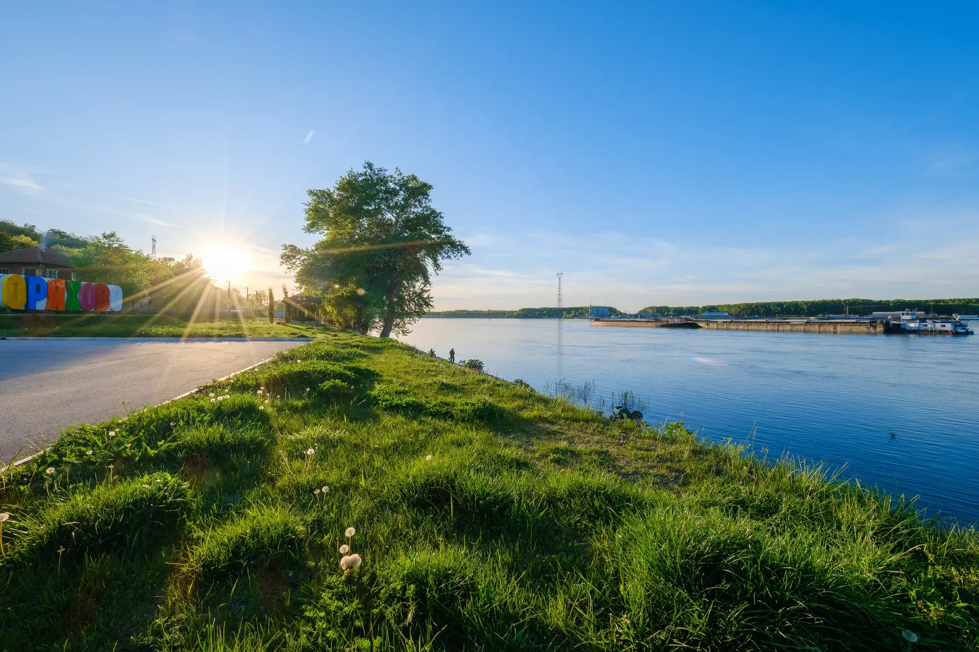 Hoofdgebouw + uitbreiding + oprit/laadperron en 277 m2 land in Oryahovo - Bulgarije