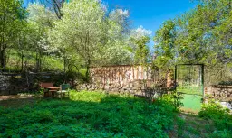 Hoofdgebouw met 2 verdiepingen, bijgebouwen, omgebouwde container en 714 m2 land in Burgas - Bulgarije