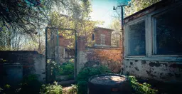 Hoofdgebouw met 2 verdiepingen, bijgebouwen, omgebouwde container en 714 m2 land in Burgas - Bulgarije