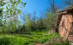 Hoofdgebouw met 2 verdiepingen, bijgebouwen, omgebouwde container en 714 m2 land in Burgas - Bulgarije