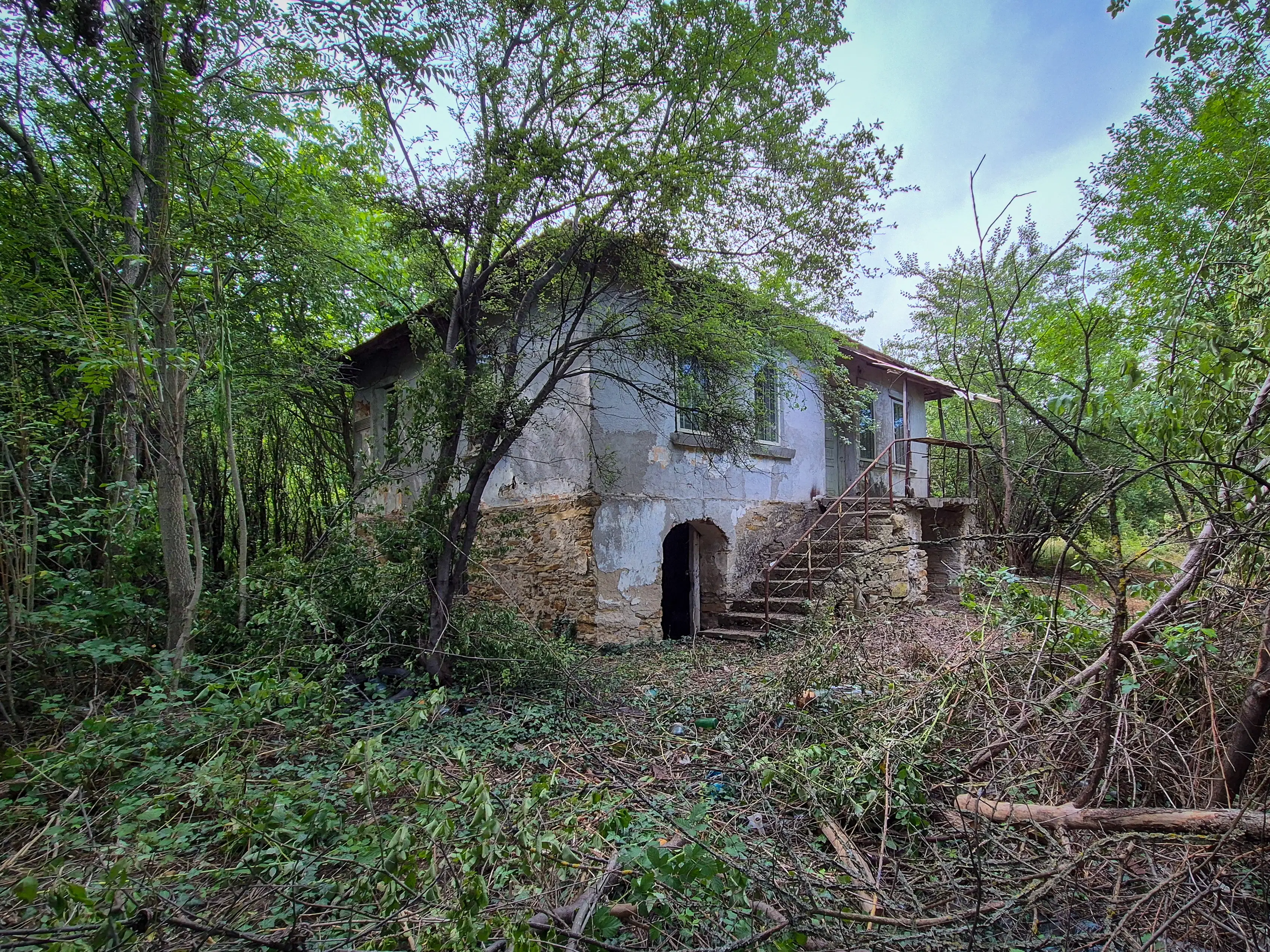 3.948 m2 grond met klassiek huis en bijgebouw in Izvor Mahala (Vidin) - Bulgarije