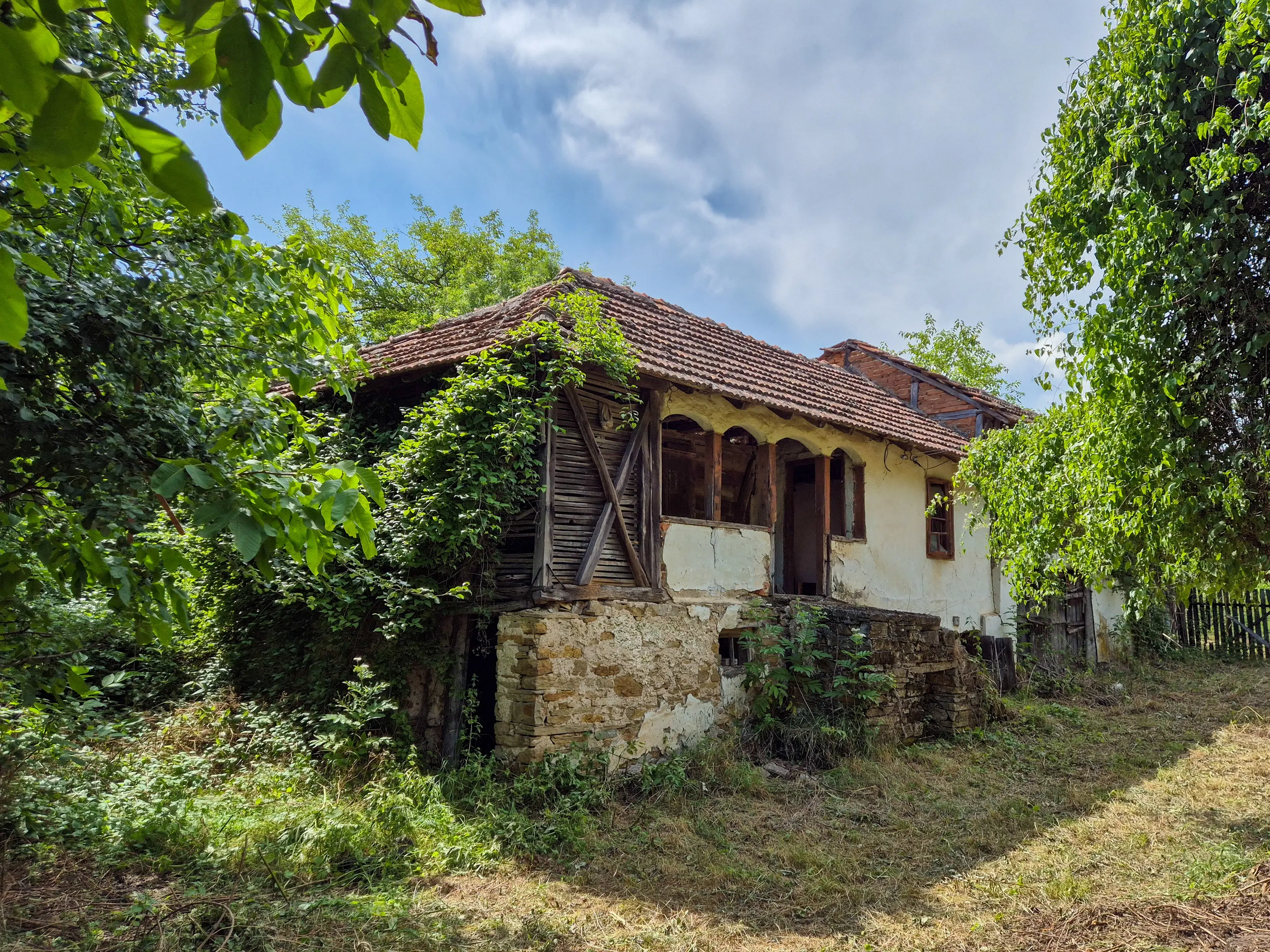 Klassiek huis, bijgebouw en 1.662 m2 grond in Izvor Mahala (Vidin) - Bulgarije