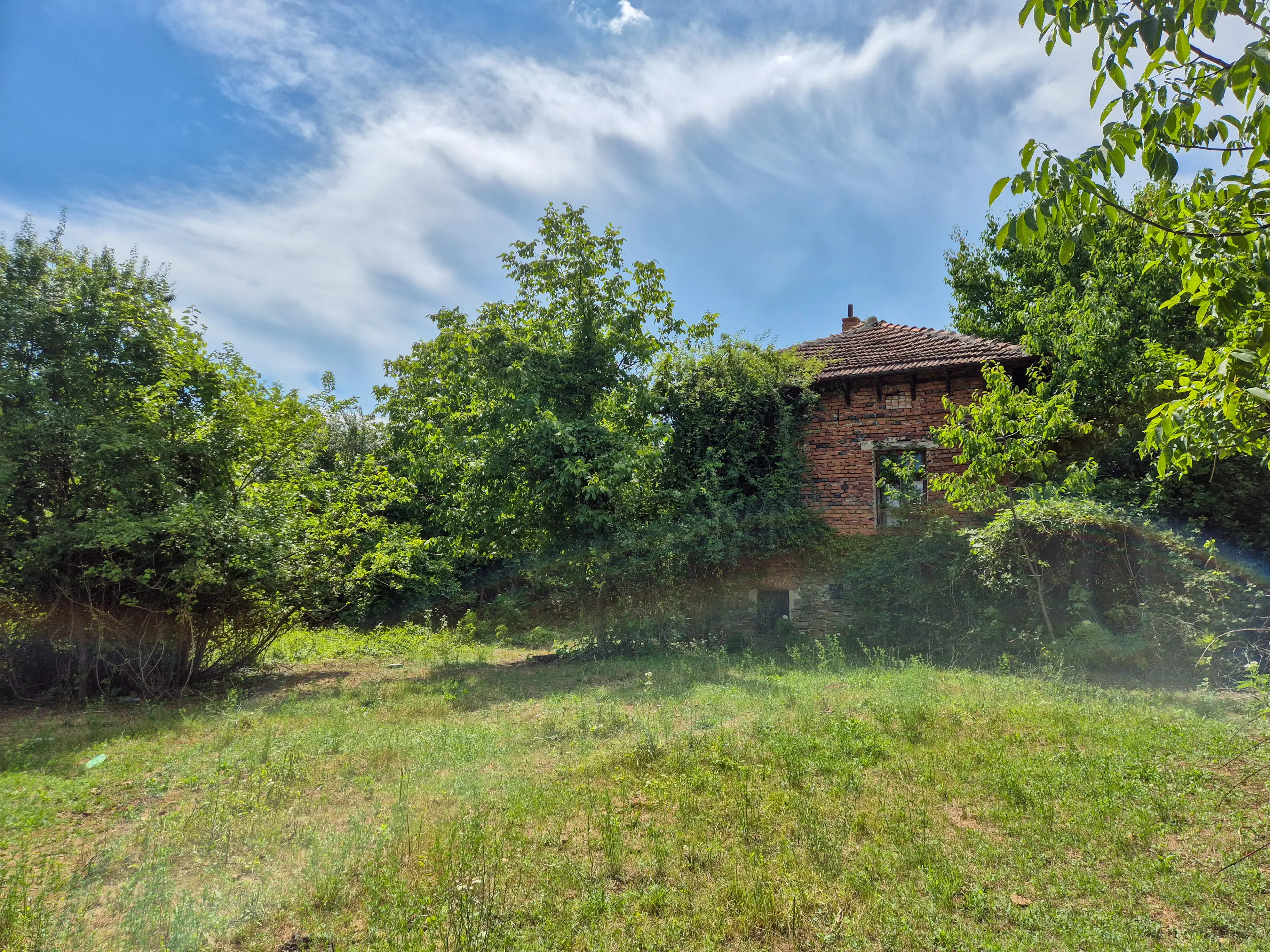 Klassiek huis, bijgebouw en 1.662 m2 grond in Izvor Mahala (Vidin) - Bulgarije