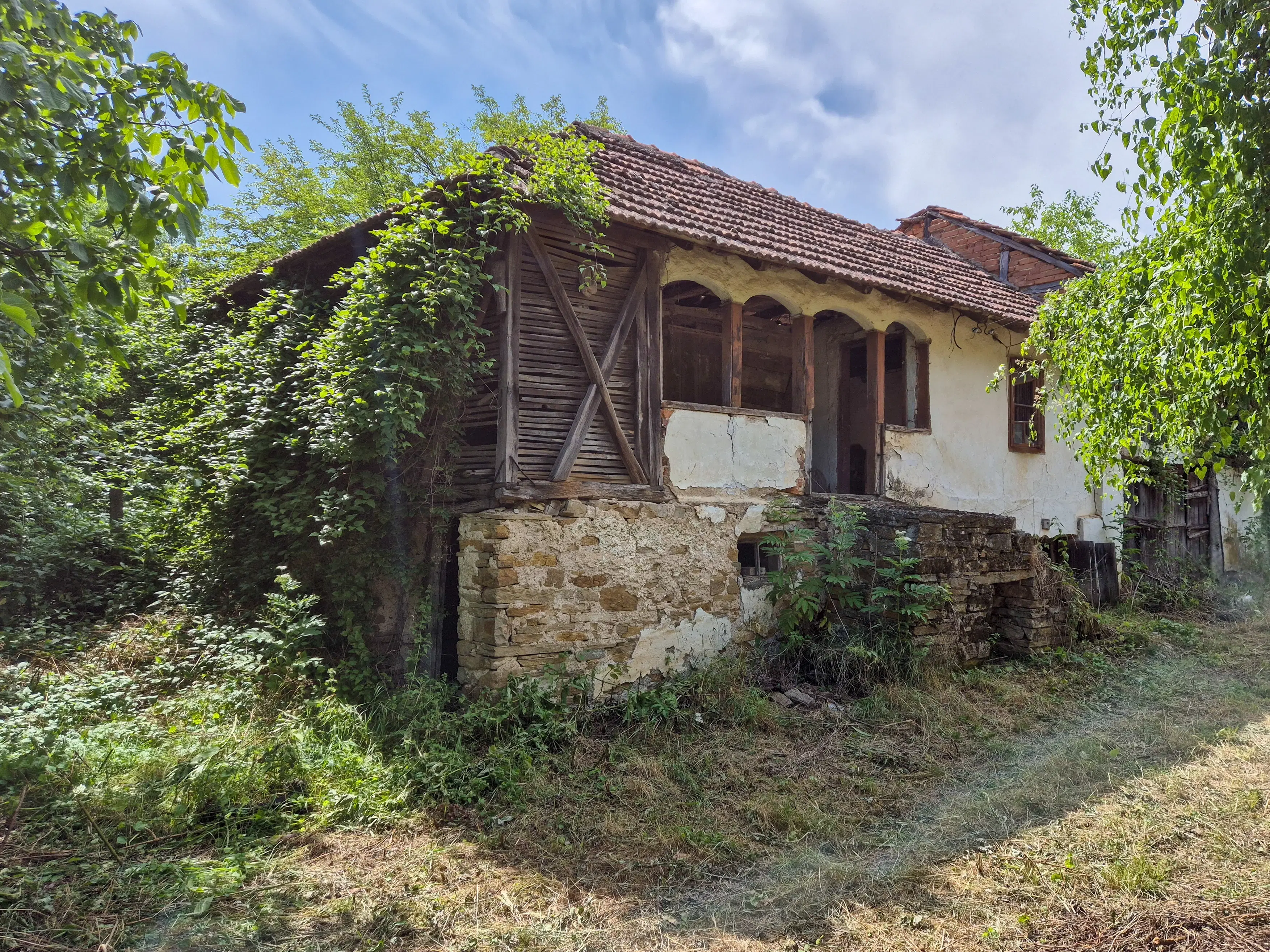 Klassiek huis, bijgebouw en 1.662 m2 grond in Izvor Mahala (Vidin) - Bulgarije