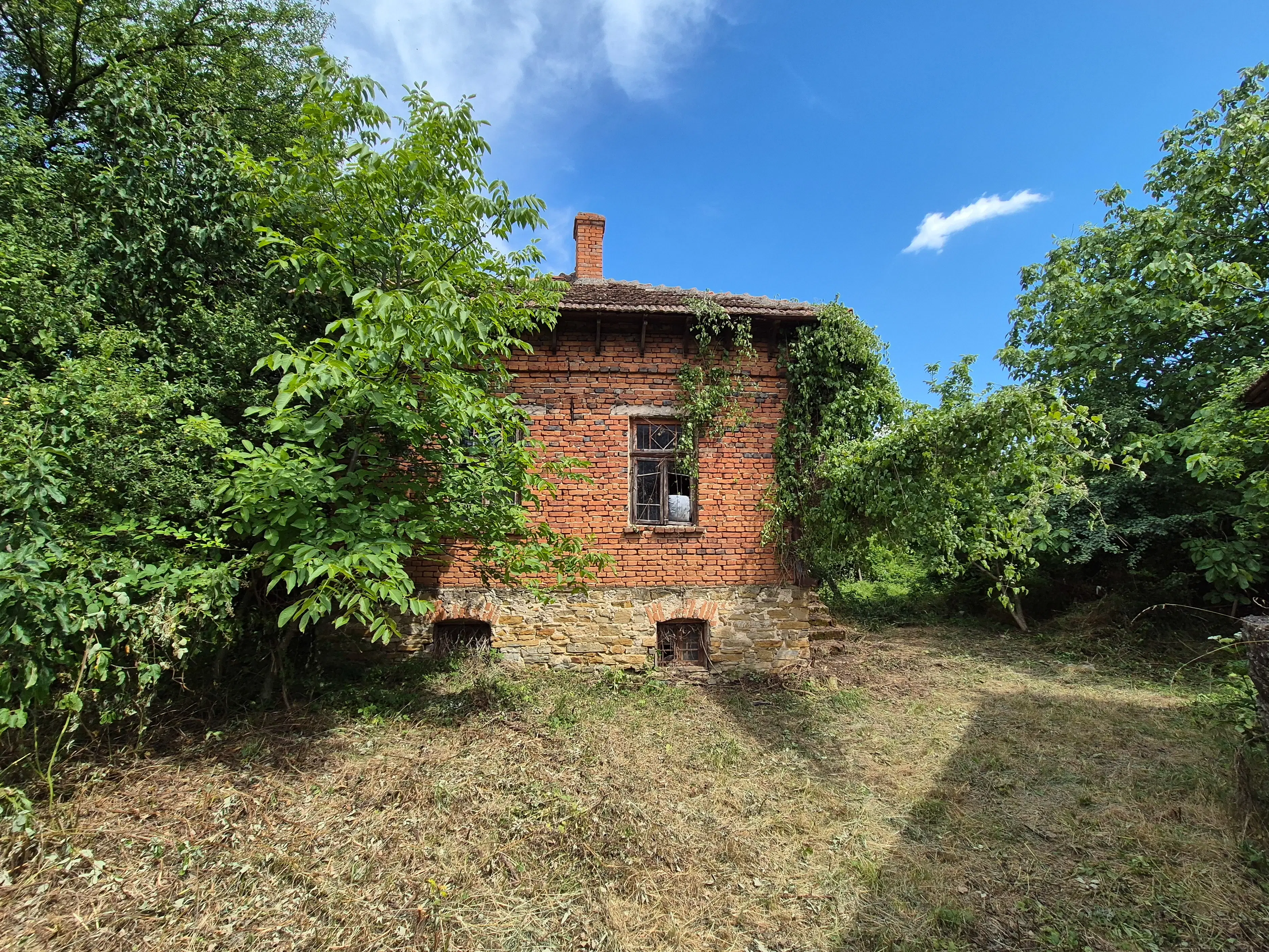 Klassiek huis, bijgebouw en 1.662 m2 grond in Izvor Mahala (Vidin) - Bulgarije