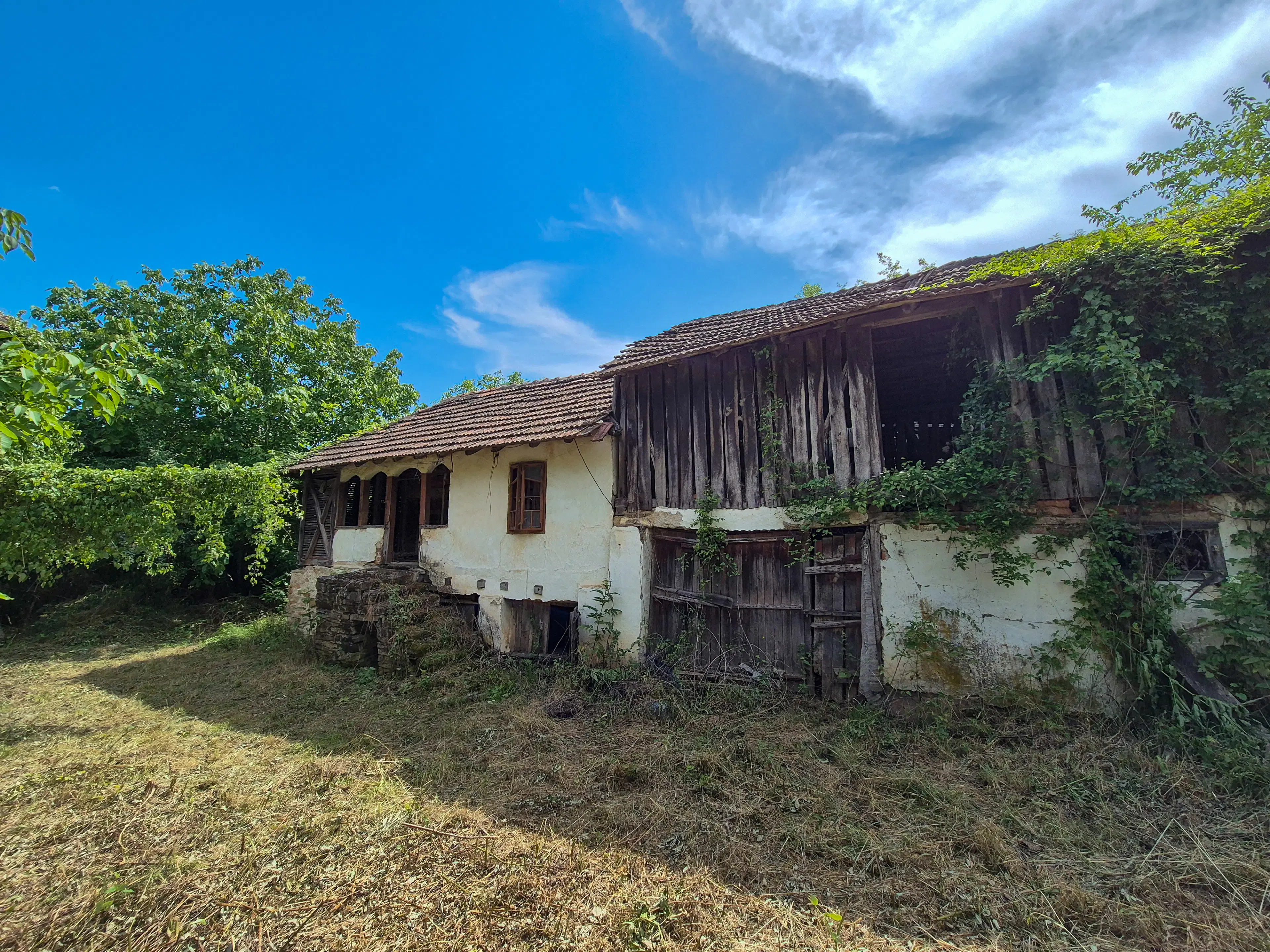 Klassiek huis, bijgebouw en 1.662 m2 grond in Izvor Mahala (Vidin) - Bulgarije