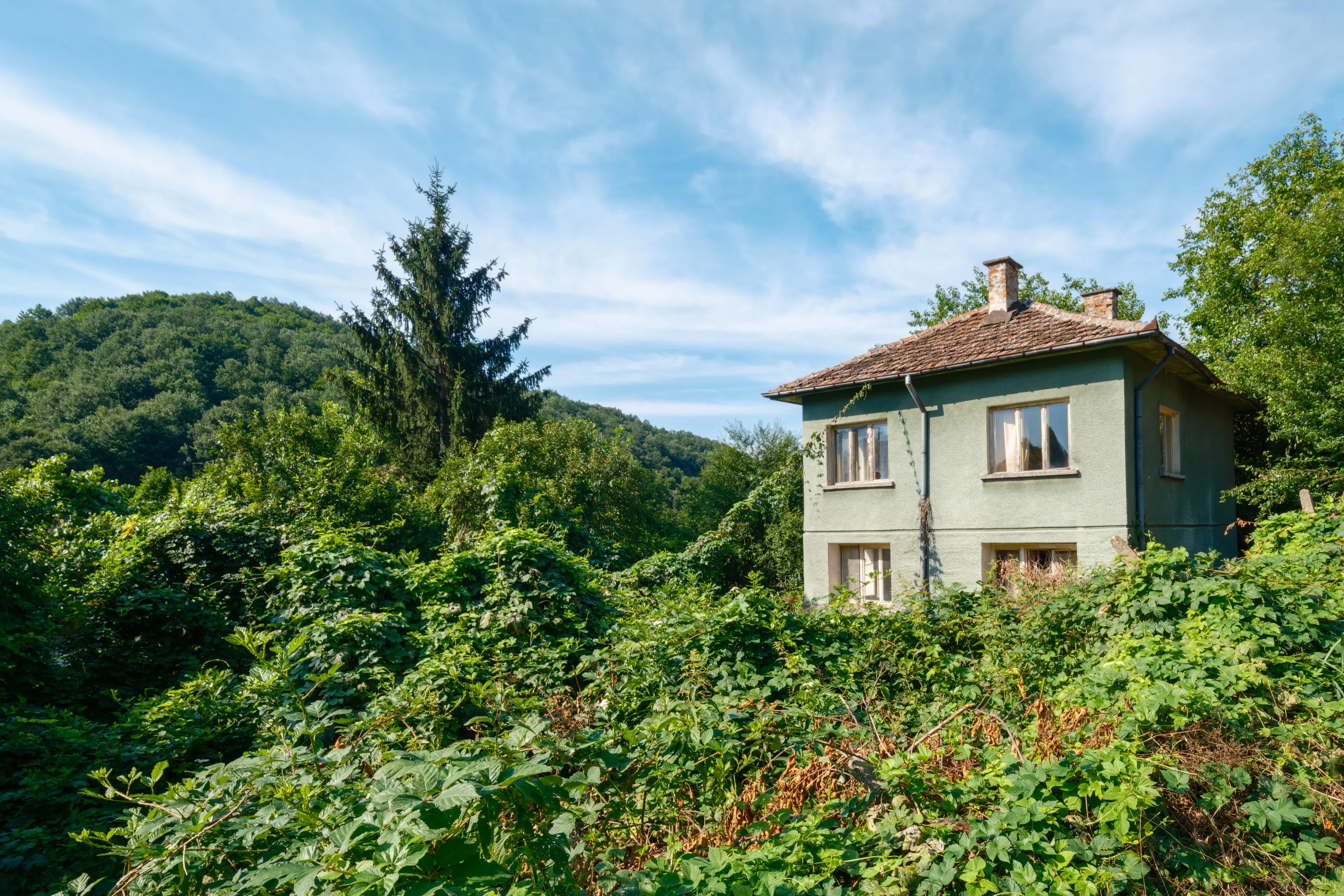 617 m2 grond met modern huis met 2 verdiepingen en bijgebouw in Dolni Boshnyak - Bulgarije