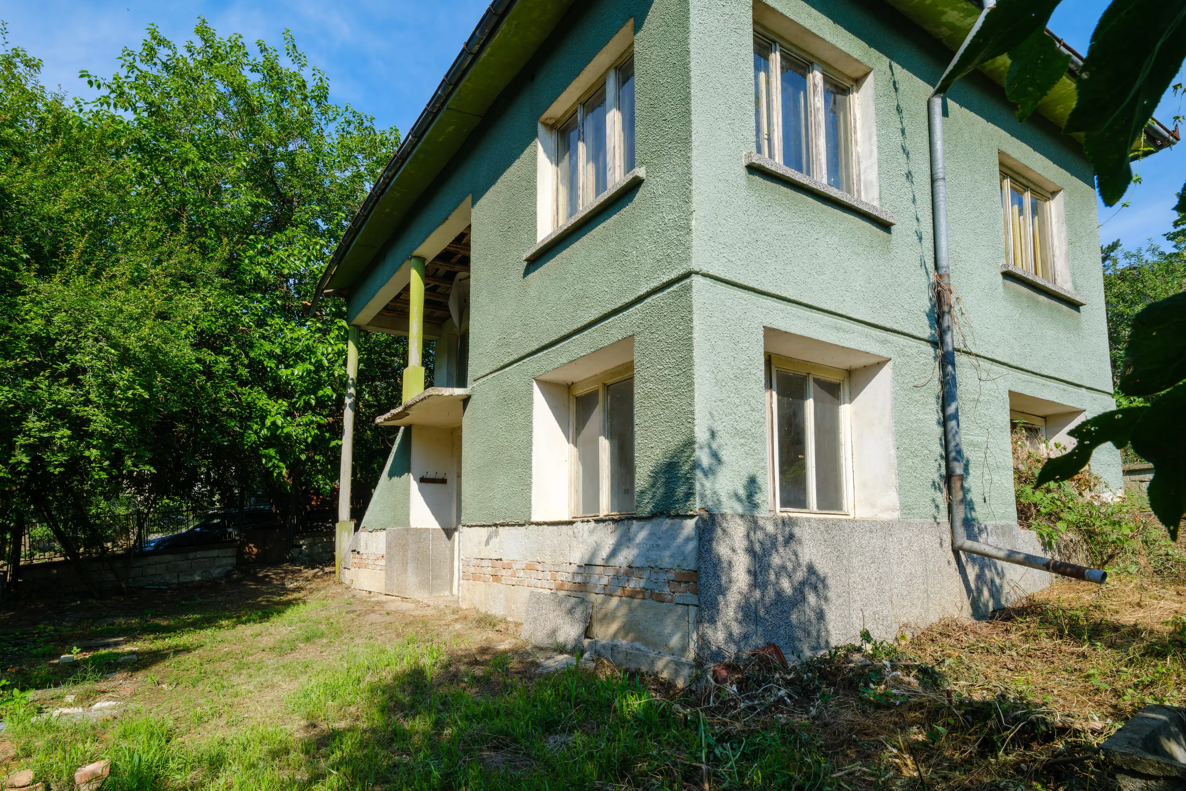 617 m2 grond met modern huis met 2 verdiepingen en bijgebouw in Dolni Boshnyak - Bulgarije