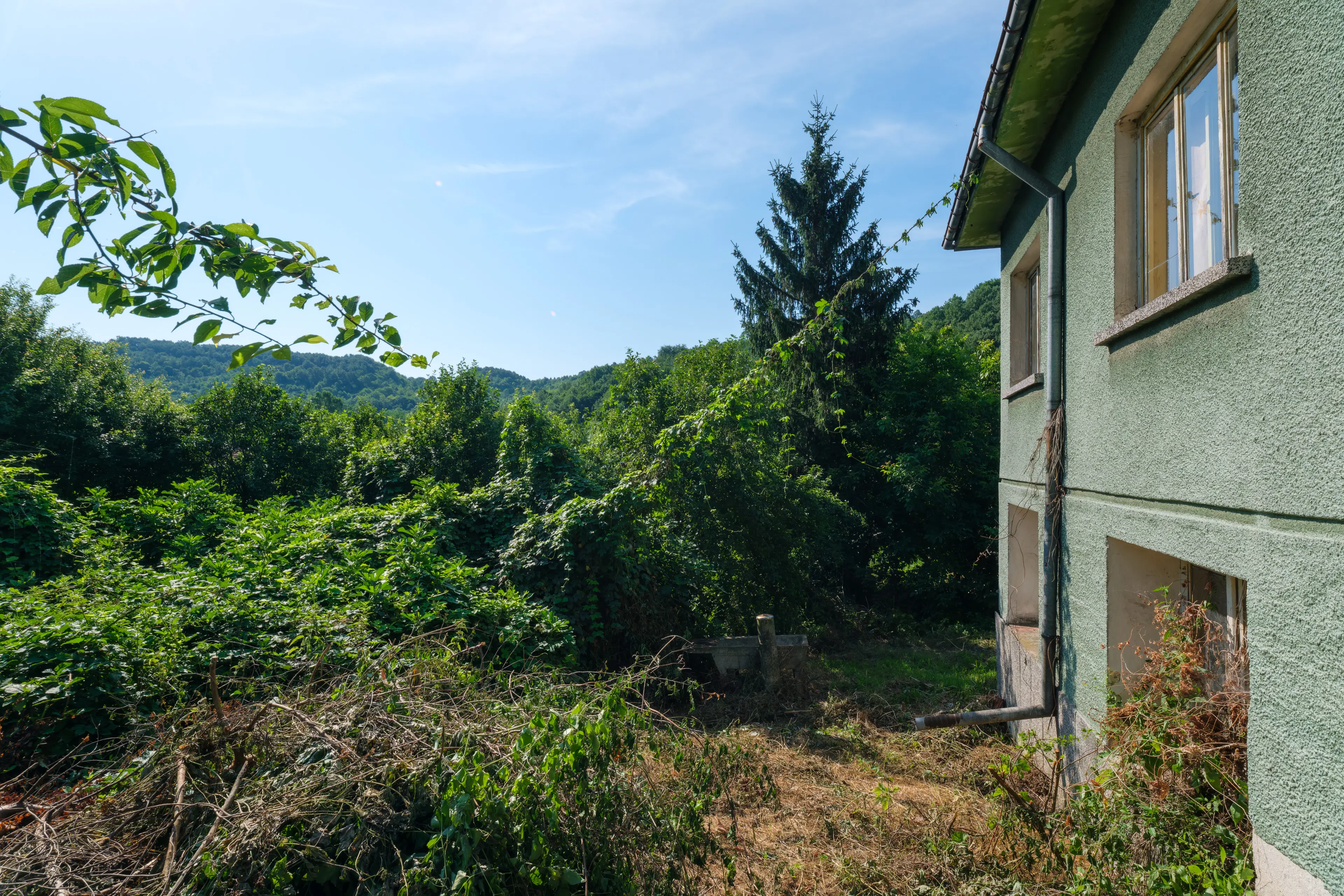 617 m2 grond met modern huis met 2 verdiepingen en bijgebouw in Dolni Boshnyak - Bulgarije