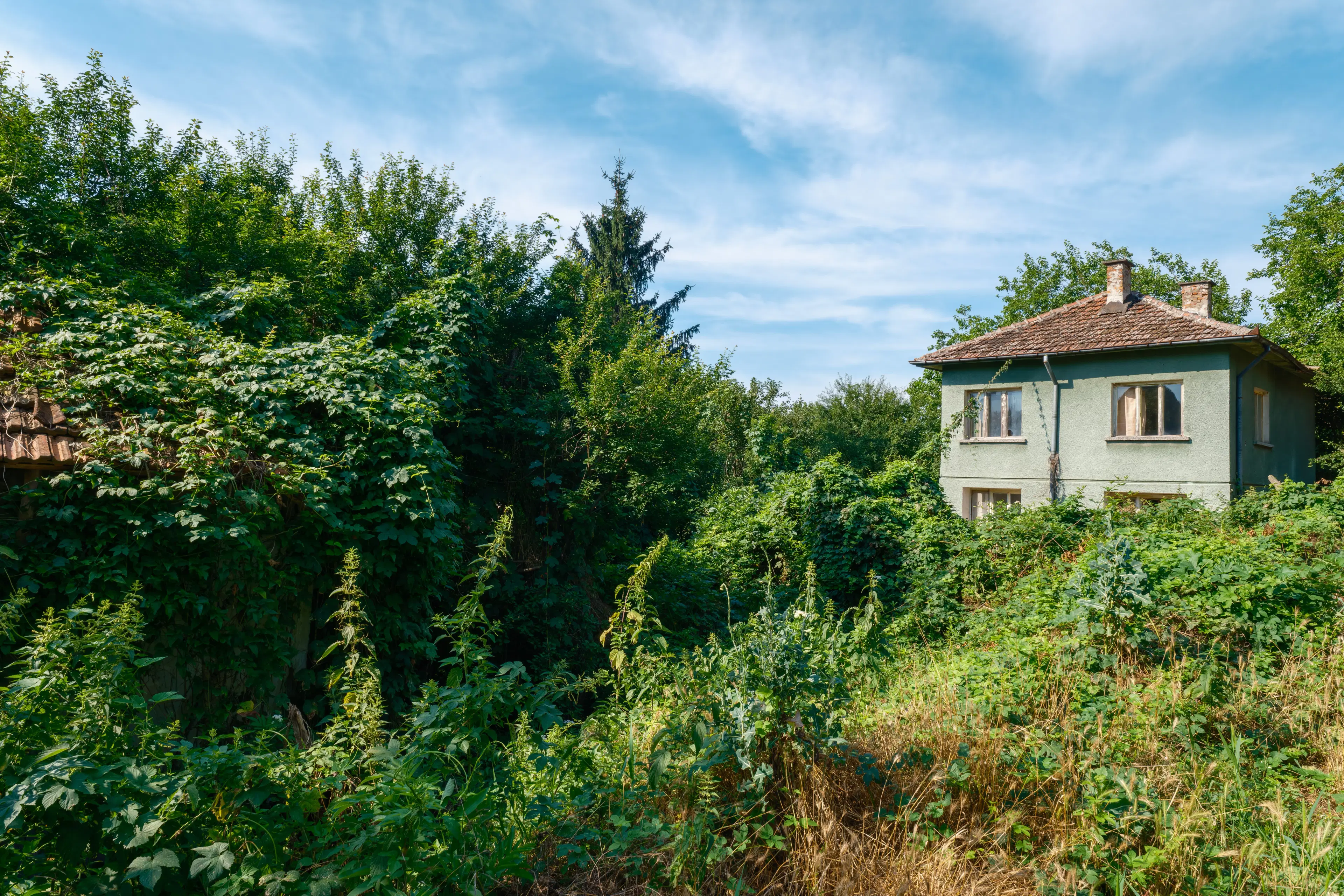 617 m2 grond met modern huis met 2 verdiepingen en bijgebouw in Dolni Boshnyak - Bulgarije