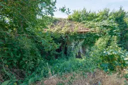 617 m2 grond met modern huis met 2 verdiepingen en bijgebouw in Dolni Boshnyak - Bulgarije