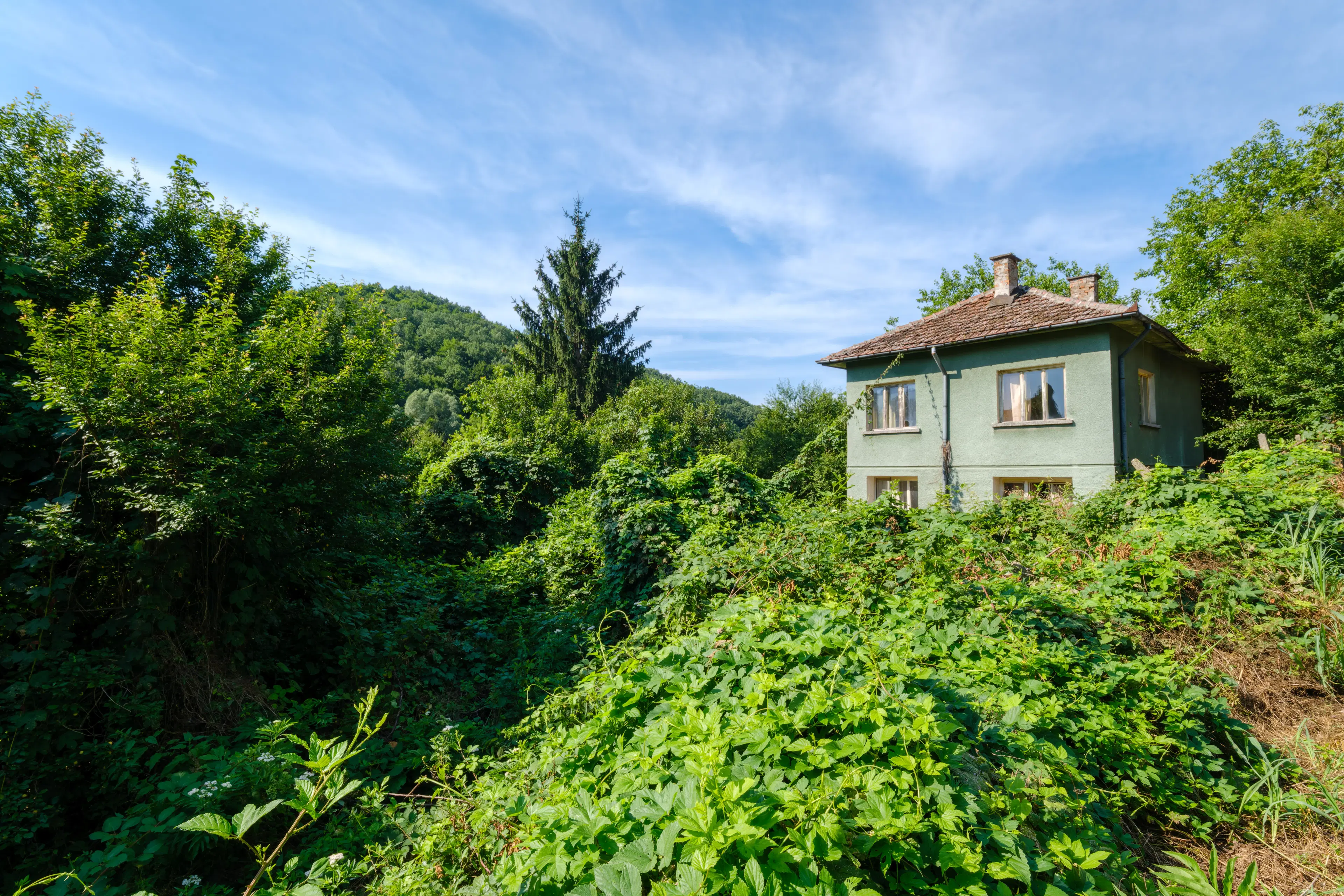 617 m2 grond met modern huis met 2 verdiepingen en bijgebouw in Dolni Boshnyak - Bulgarije