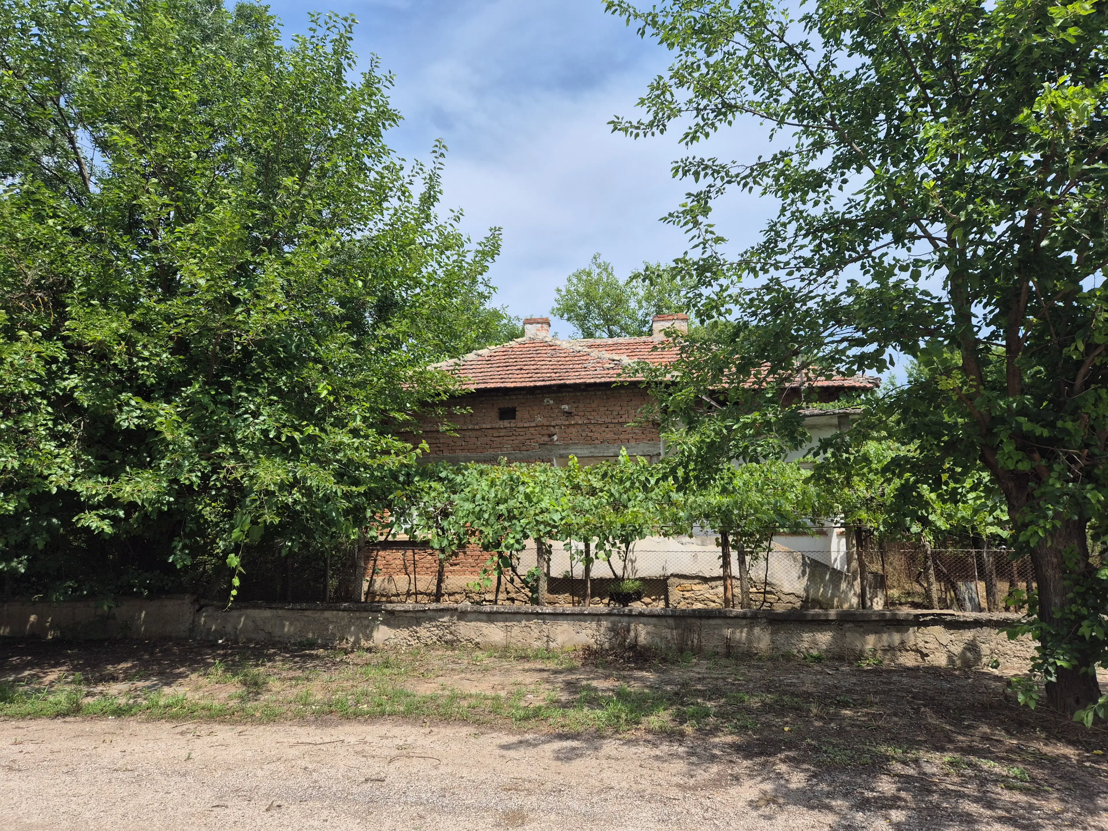 Hoofdgebouw, bijgebouwen en 1.190 m2 land in Tsar Shishmanovo - Bulgarije